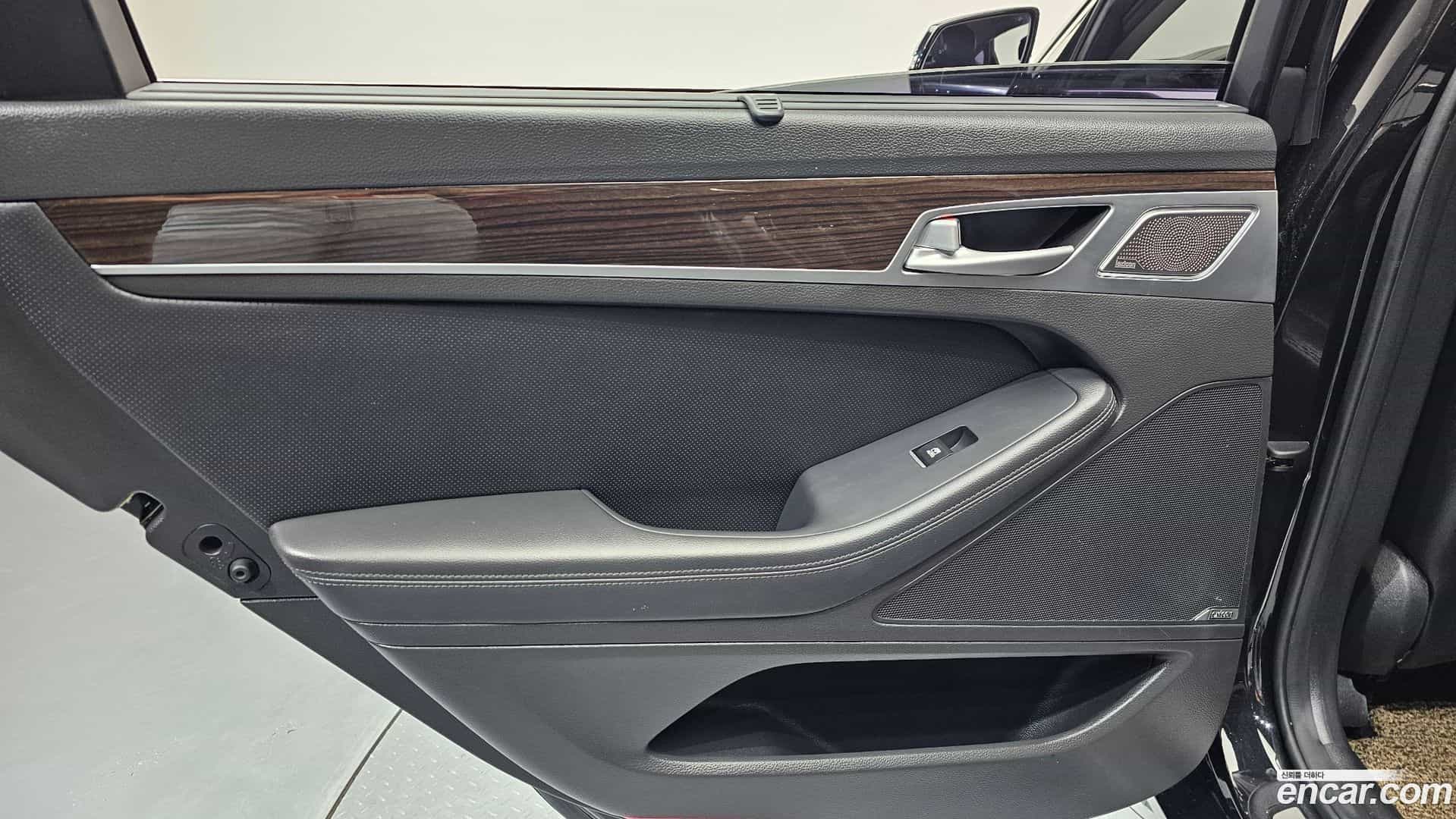 G80 Genesis 2018.1-INNER-035