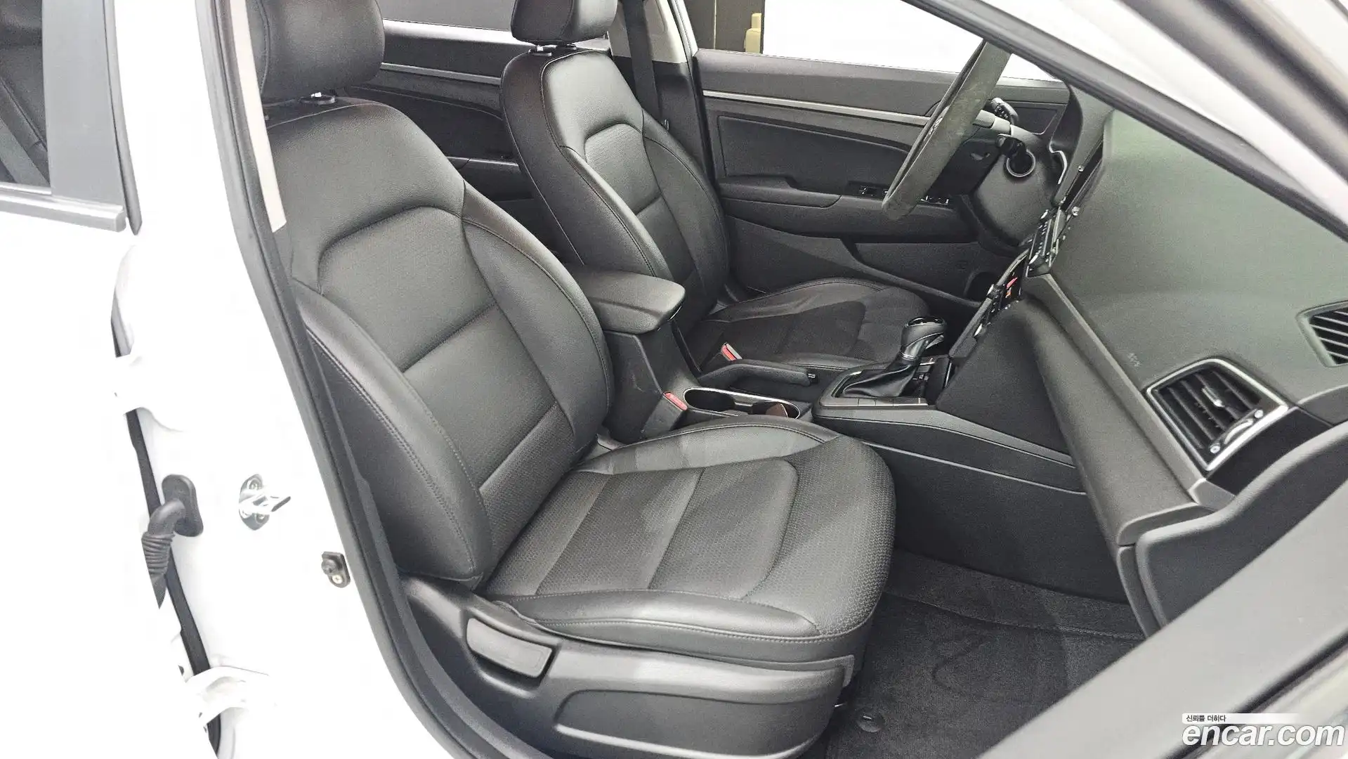 AVANTE Hyundai 2018.6-OPTION-015