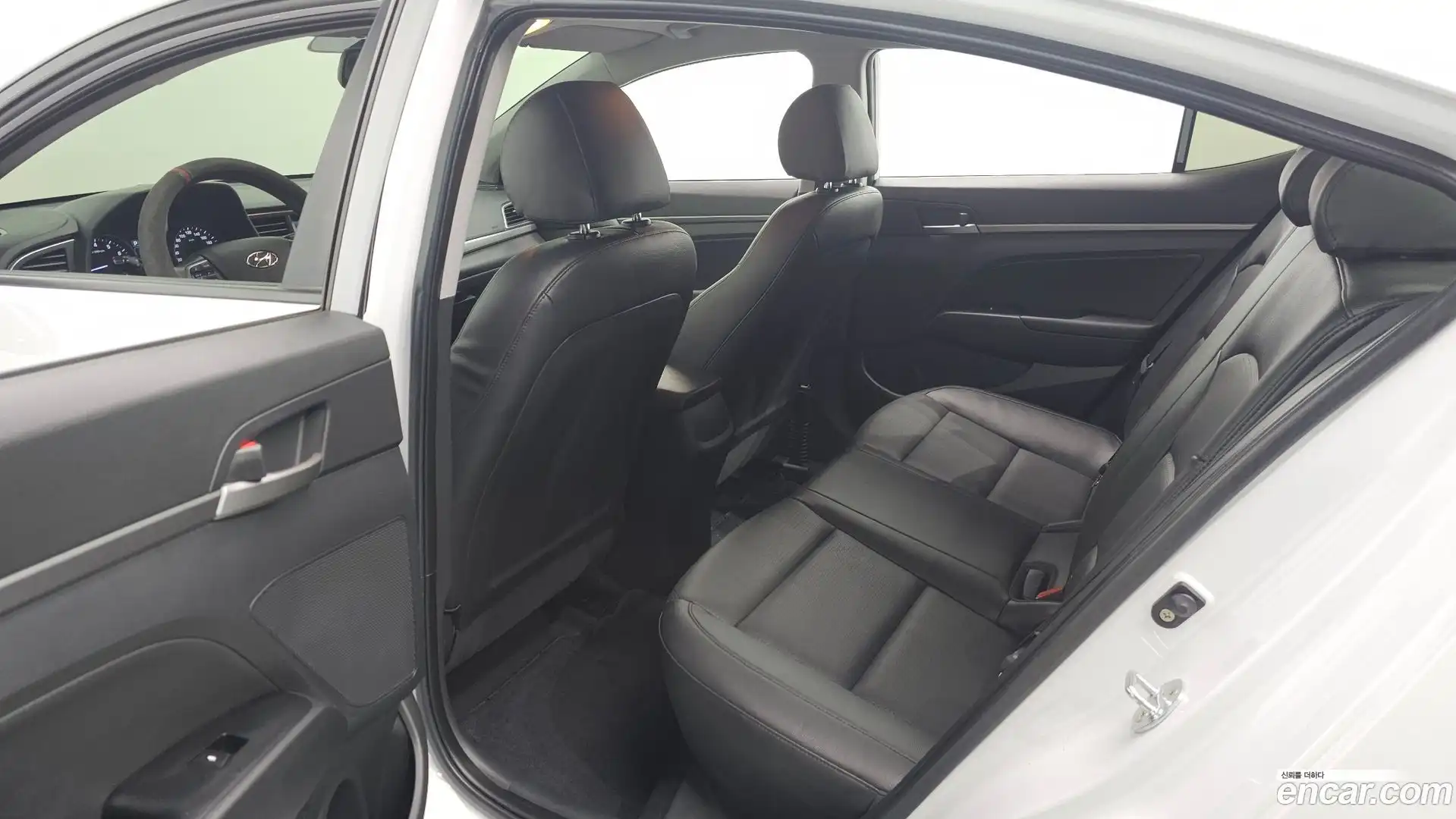 AVANTE Hyundai 2018.6-OPTION-016