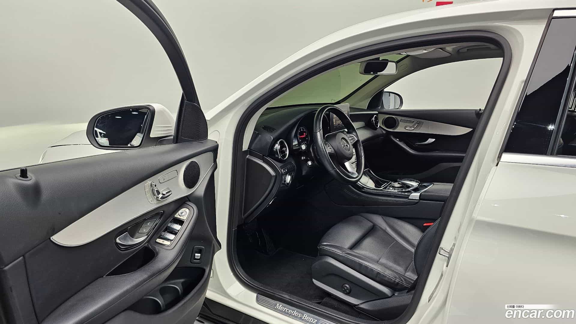 GLC-Class Mercedes-Benz 2018.3-INNER-010
