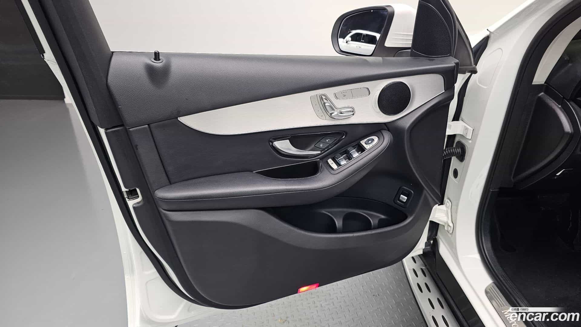 GLC-Class Mercedes-Benz 2018.3-INNER-034