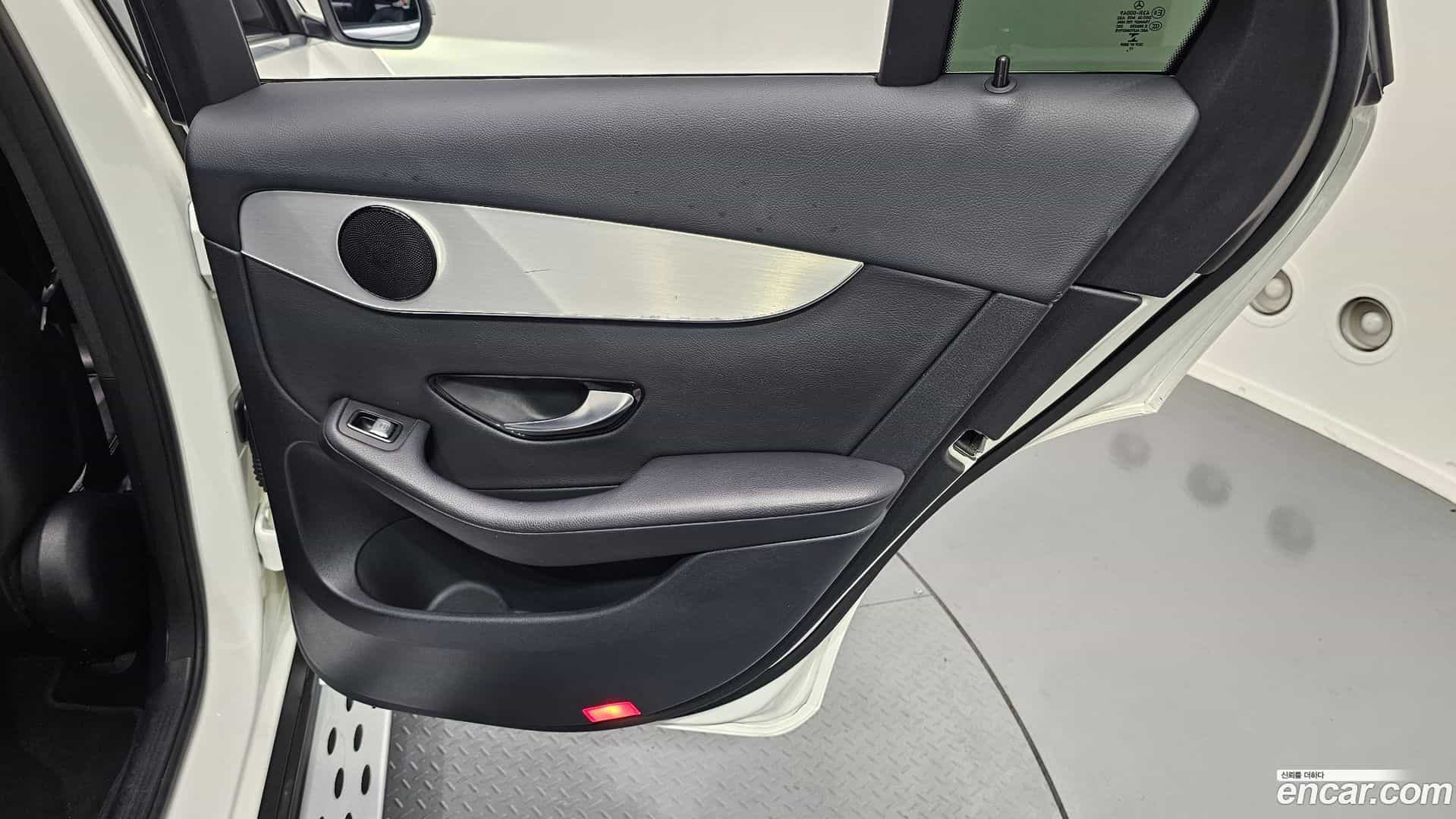 GLC-Class Mercedes-Benz 2018.3-INNER-035