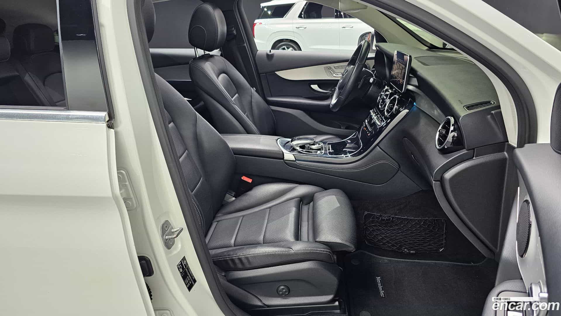 GLC-Class Mercedes-Benz 2018.3-INNER-036