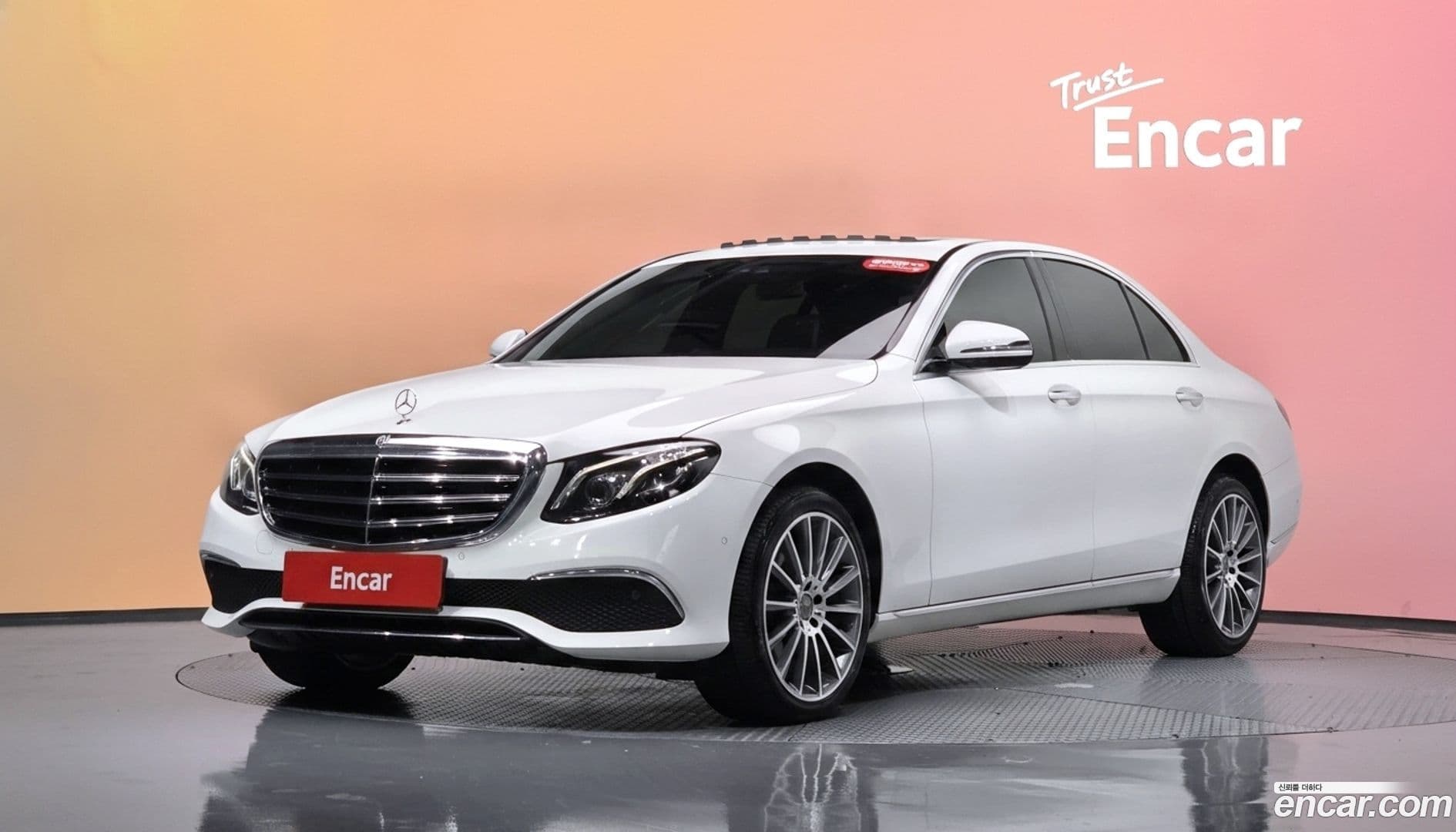 Main__Slider__Photo:E-Class Mercedes-Benz 2019.5-0