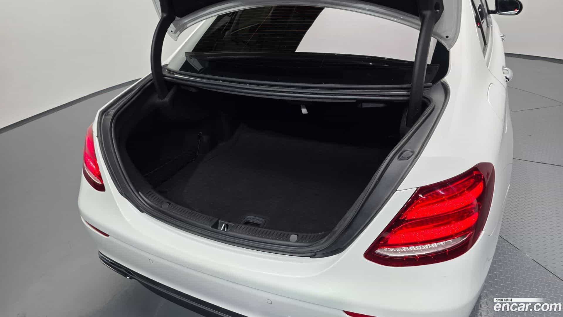 E-Class Mercedes-Benz 2019.5-OPTION-047