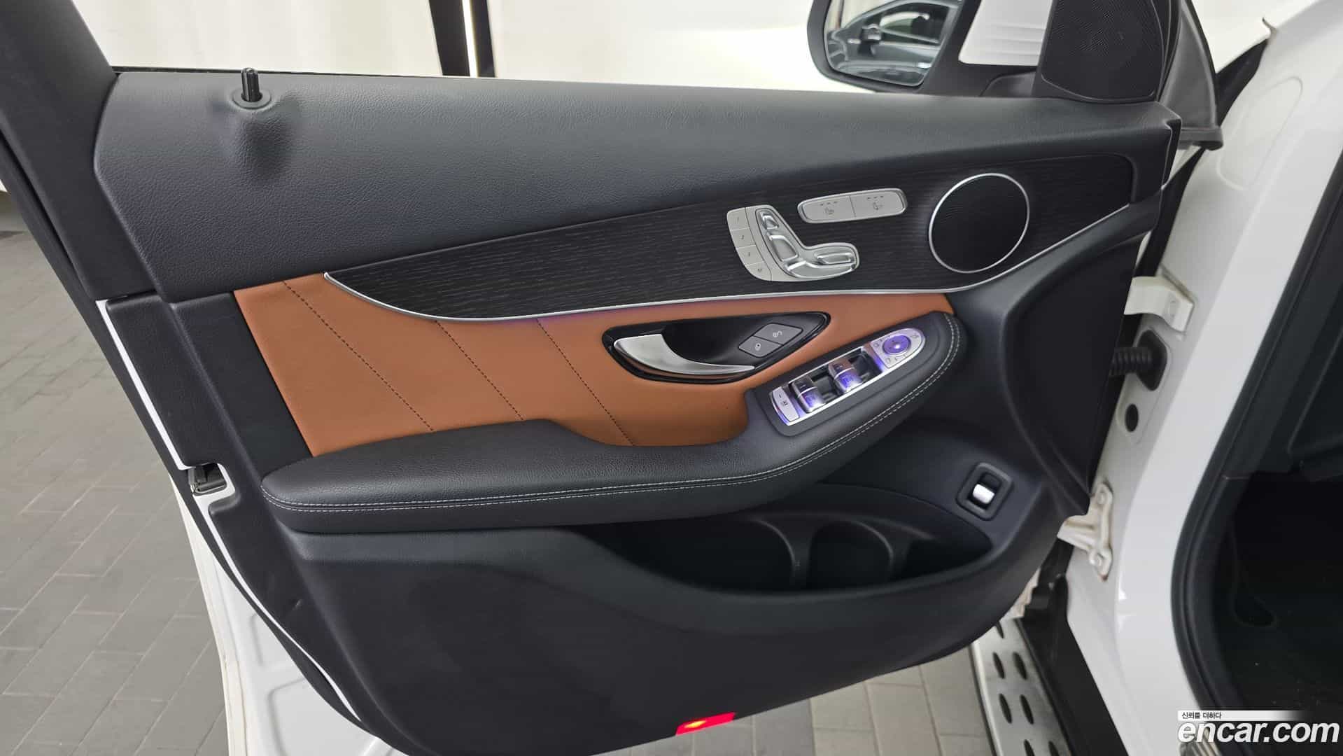 GLC-Class Mercedes-Benz 2020.3-INNER-034