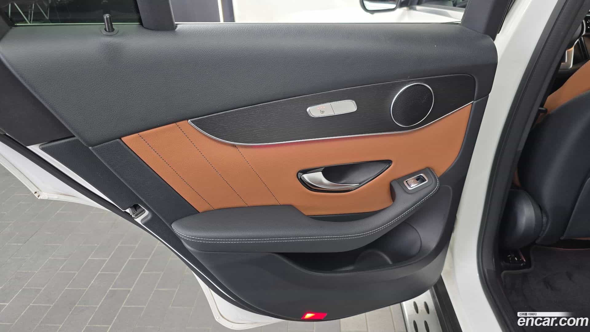 GLC-Class Mercedes-Benz 2020.3-INNER-035