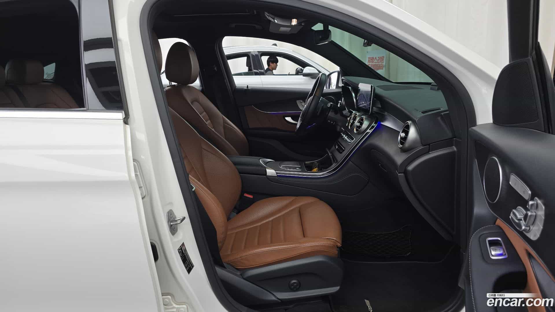 GLC-Class Mercedes-Benz 2020.3-INNER-036