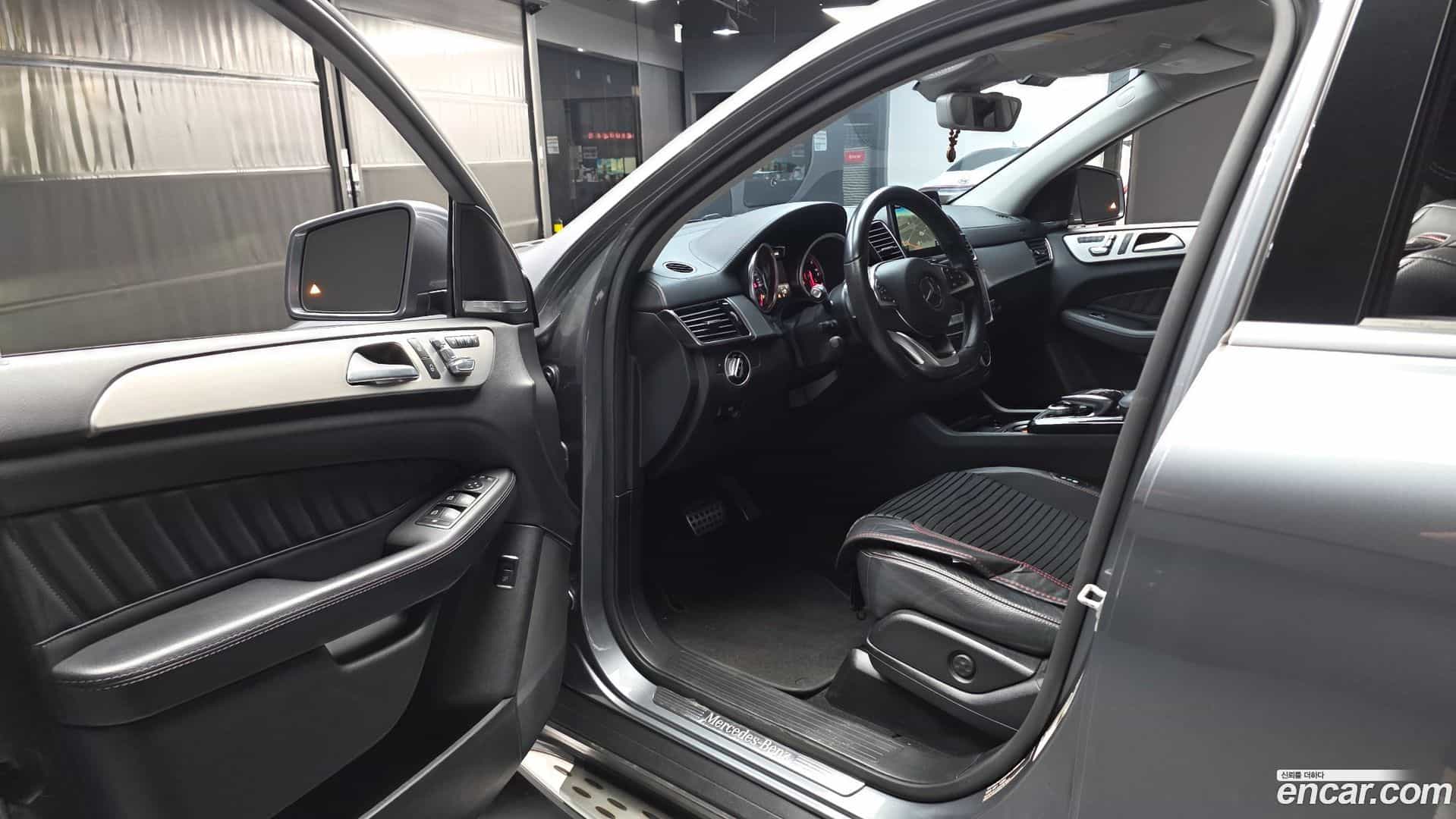 GLE-Class Mercedes-Benz 2017.4-INNER-010