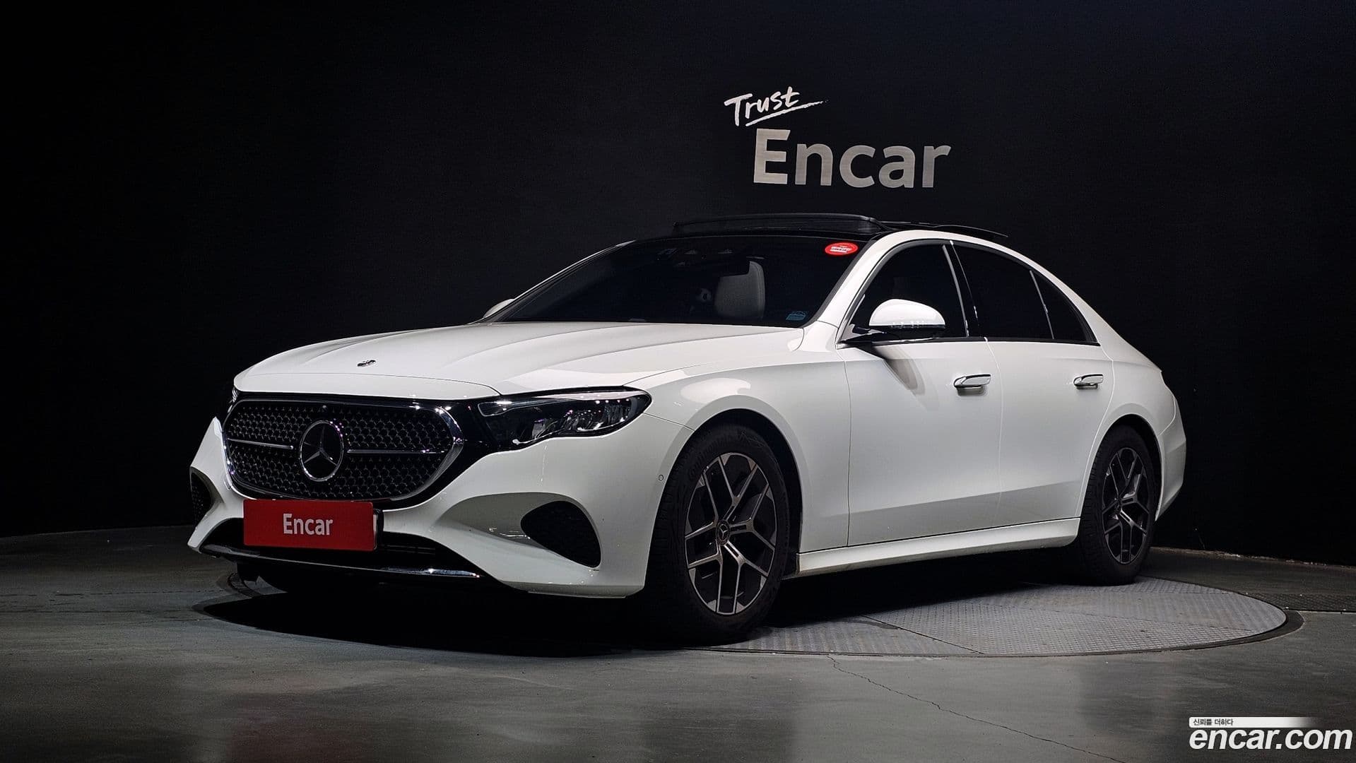 Main__Slider__Photo:E-Class Mercedes-Benz 2024.8-0