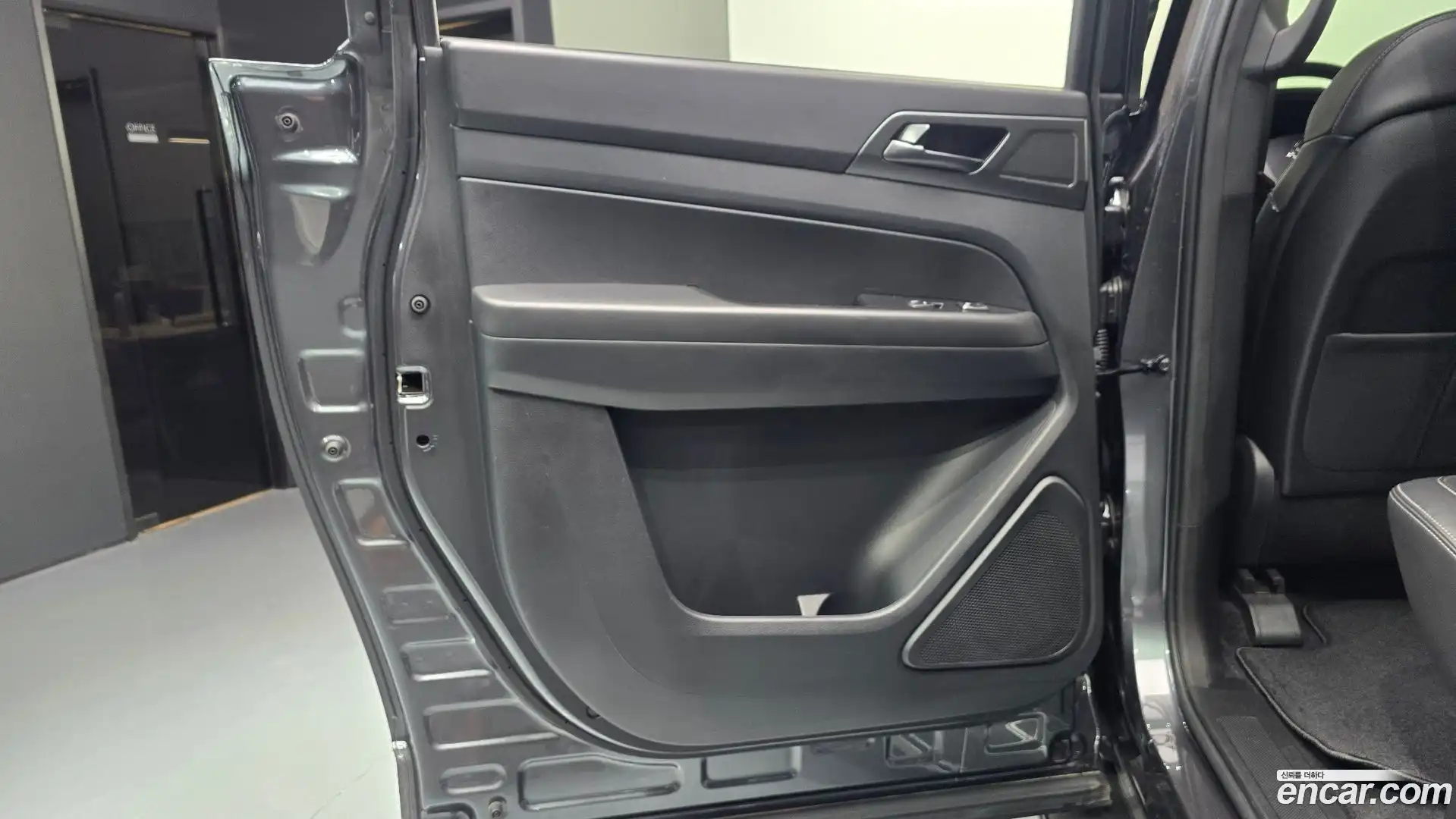 Rexton KG Mobility 2023.2-INNER-035