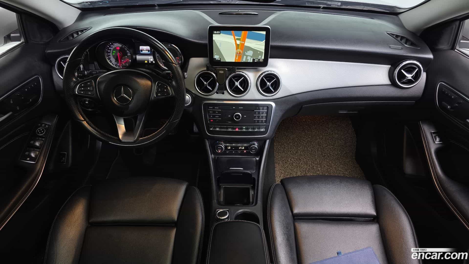 GLA-Class Mercedes-Benz 2016.7-INNER-007