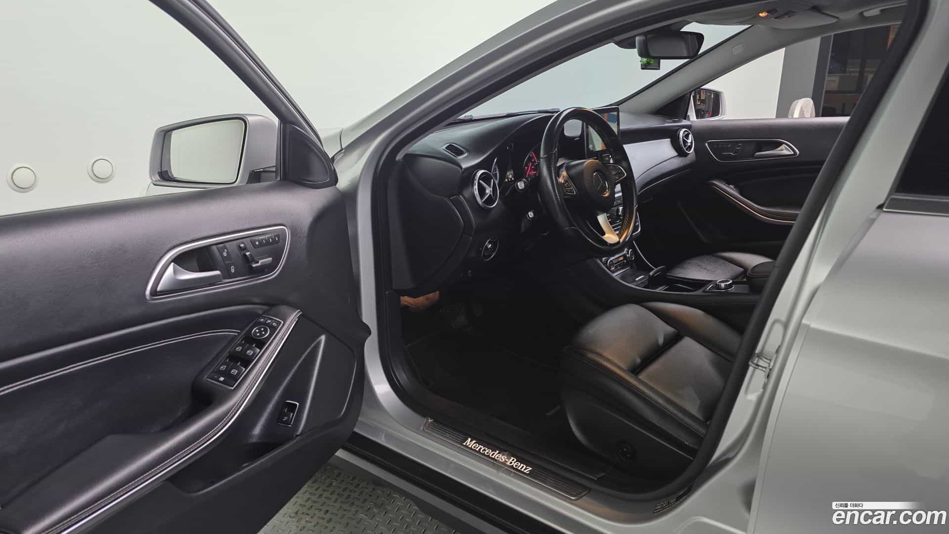 GLA-Class Mercedes-Benz 2016.7-INNER-010