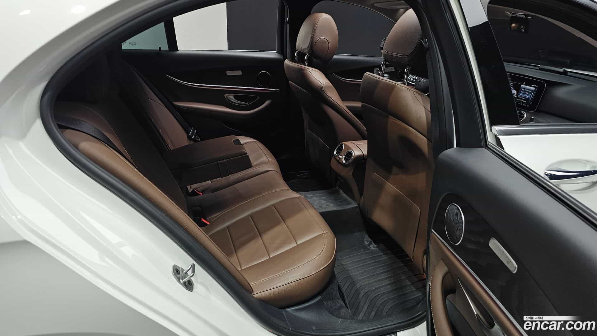 E-Class Mercedes-Benz 2018.10-OPTION-015