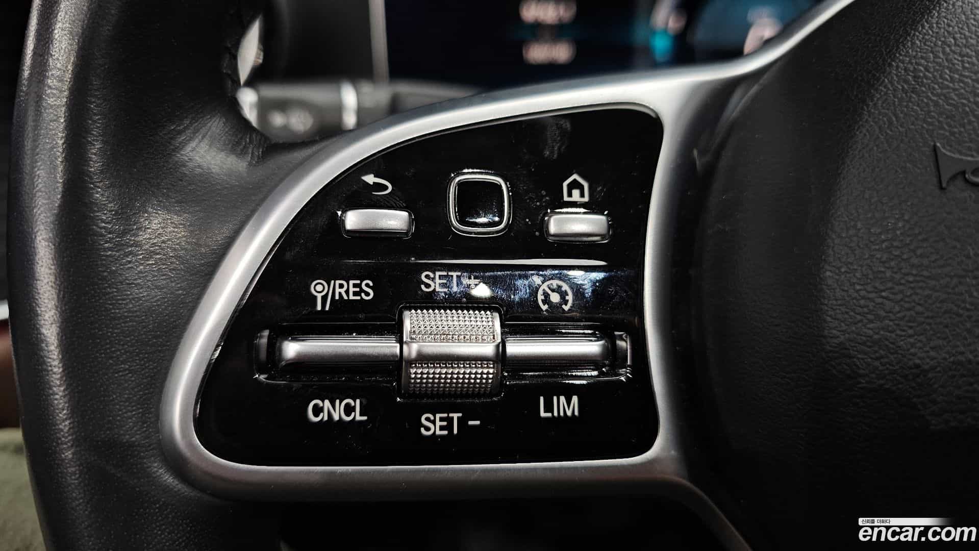 E-Class Mercedes-Benz 2018.10-OPTION-021