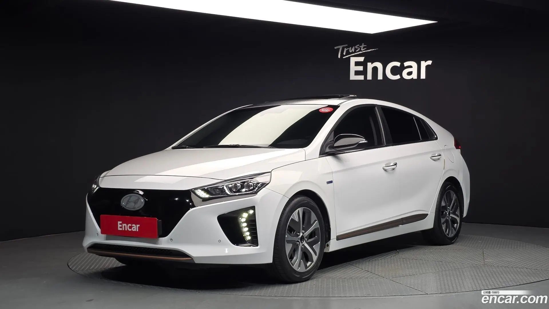 Main__Slider__Photo:Ioniq Hyundai 2017.8-0