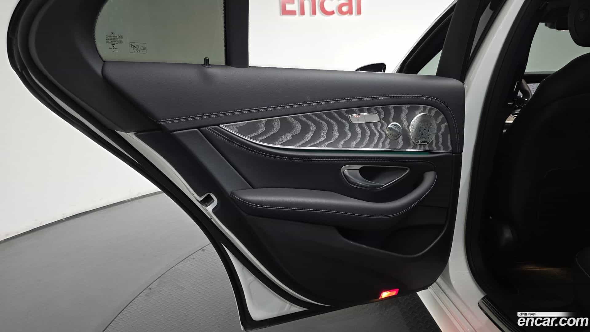 E-Class Mercedes-Benz 2022.9-INNER-035