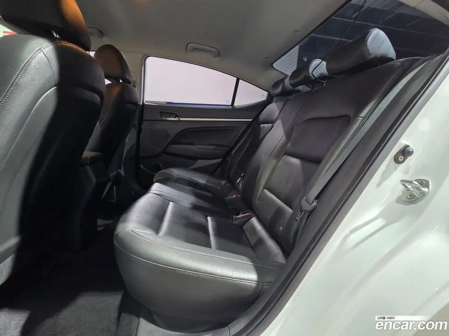 AVANTE Hyundai 2016.11-OPTION-015