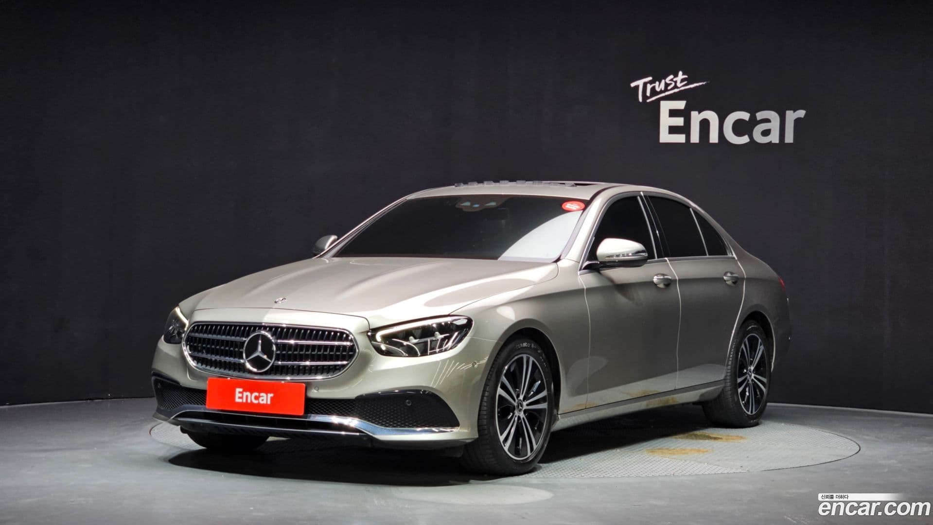 Main__Slider__Photo:E-Class Mercedes-Benz 2020.11-0
