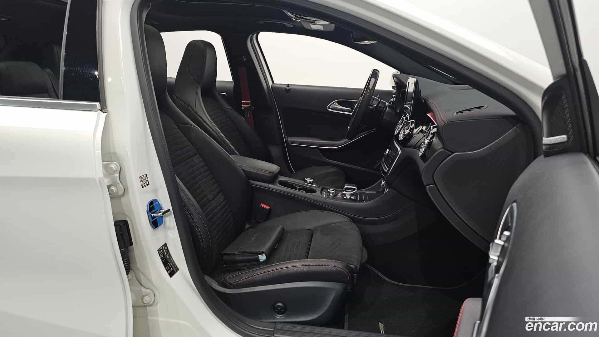 GLA-Class Mercedes-Benz 2019.2-INNER-010
