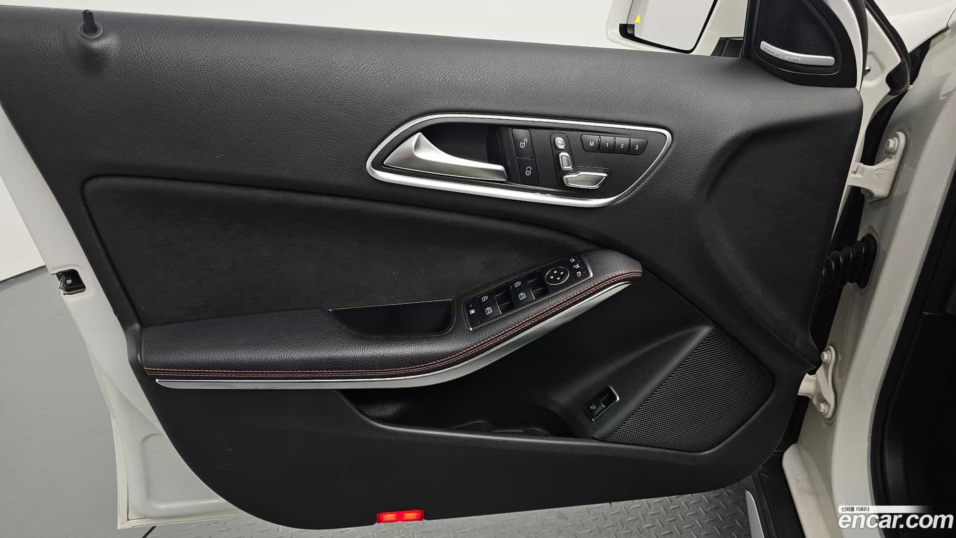 GLA-Class Mercedes-Benz 2019.2-INNER-034