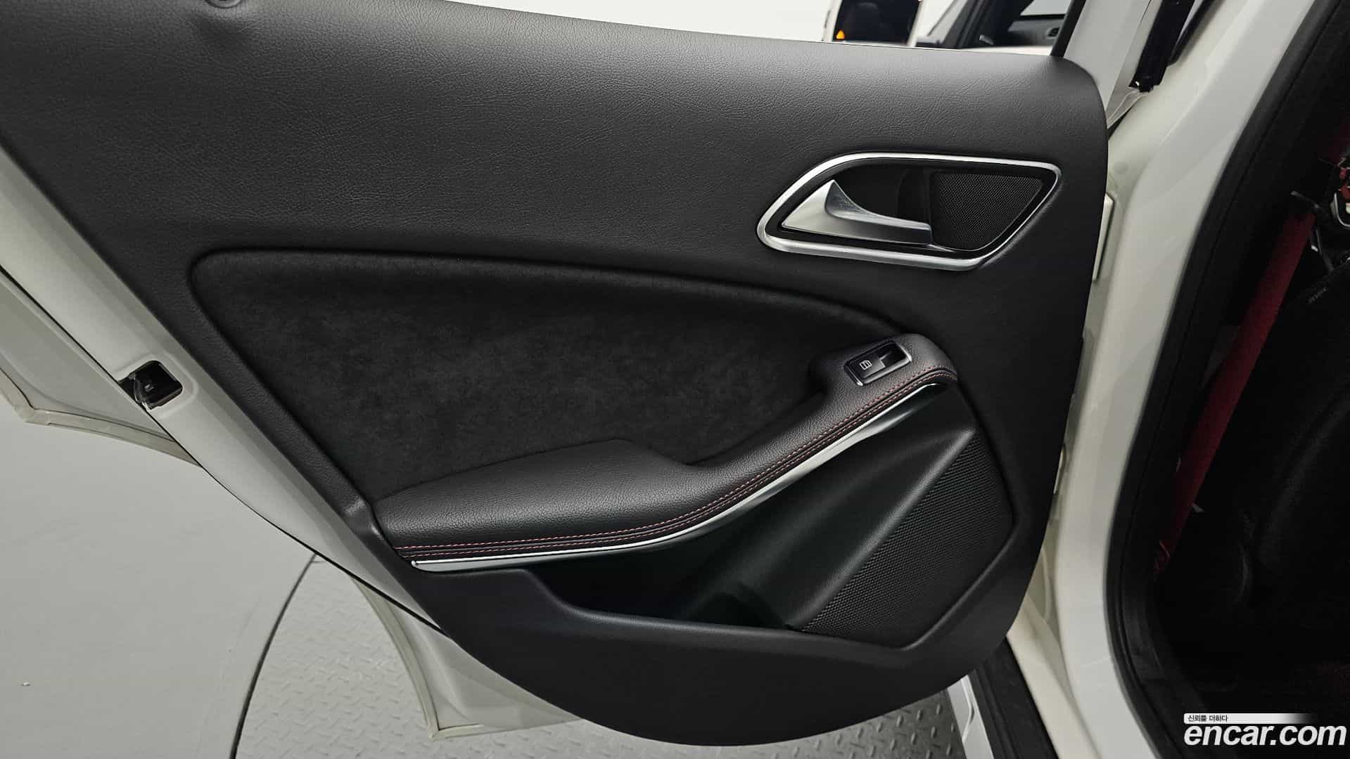 GLA-Class Mercedes-Benz 2019.2-INNER-035