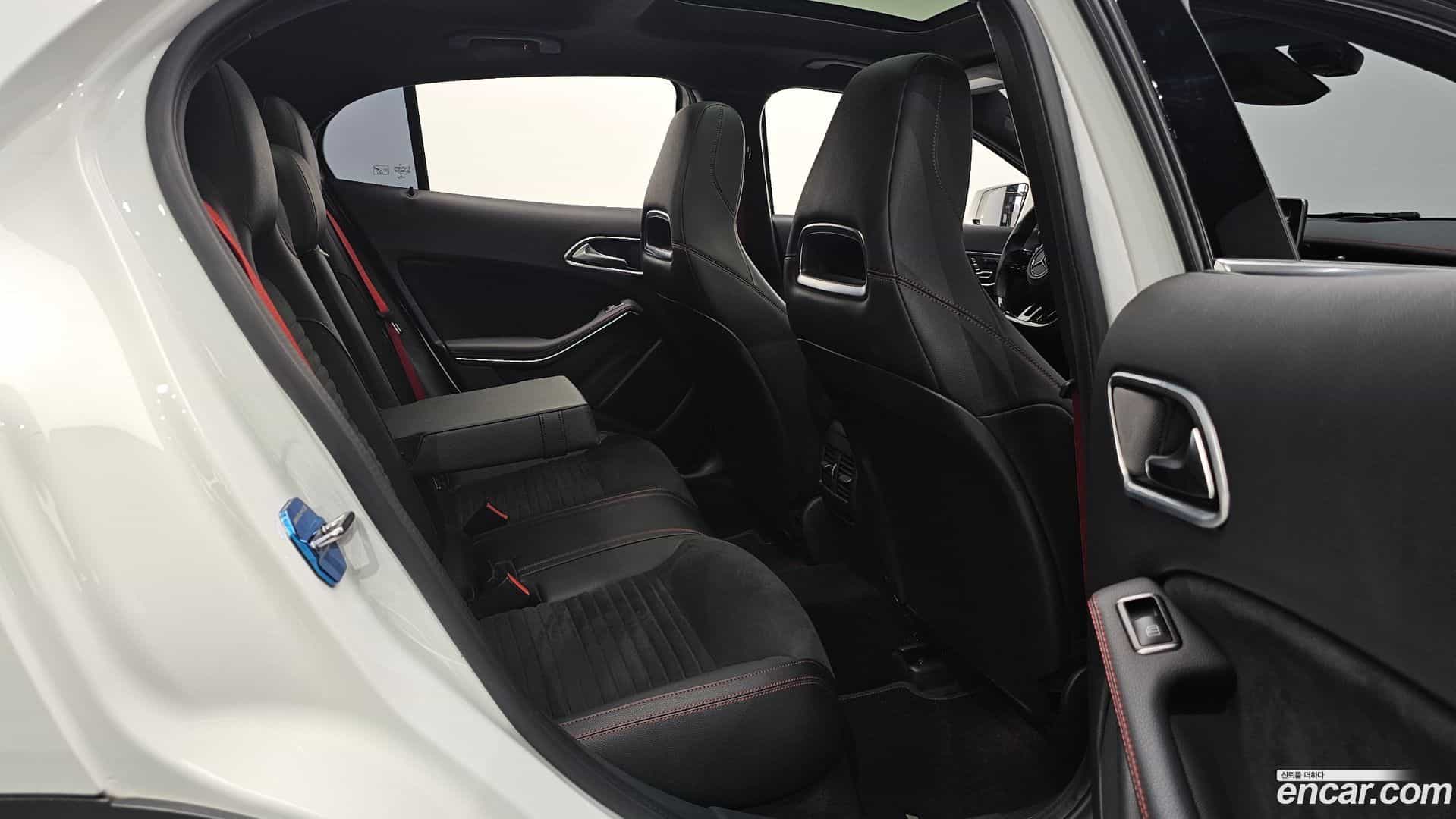 GLA-Class Mercedes-Benz 2019.2-INNER-036