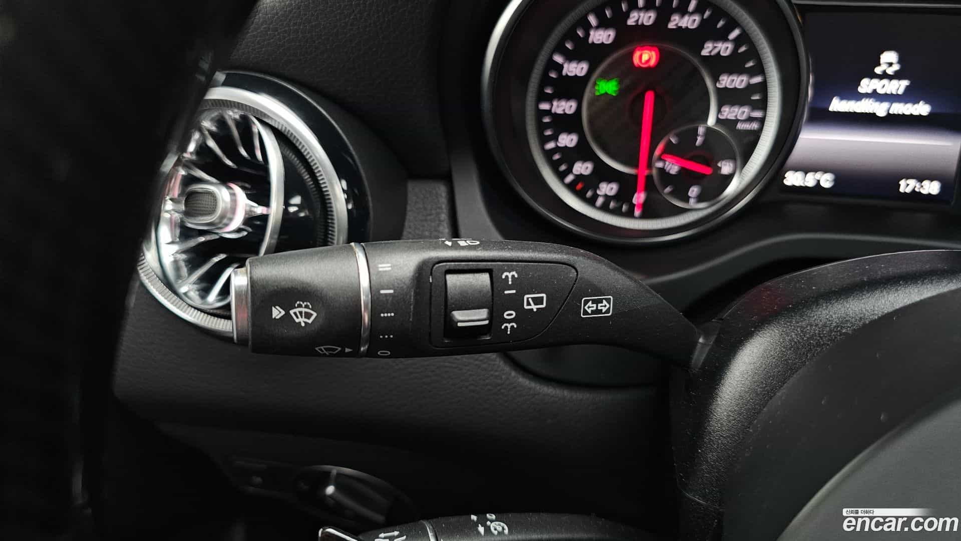 GLA-Class Mercedes-Benz 2019.2-OPTION-044
