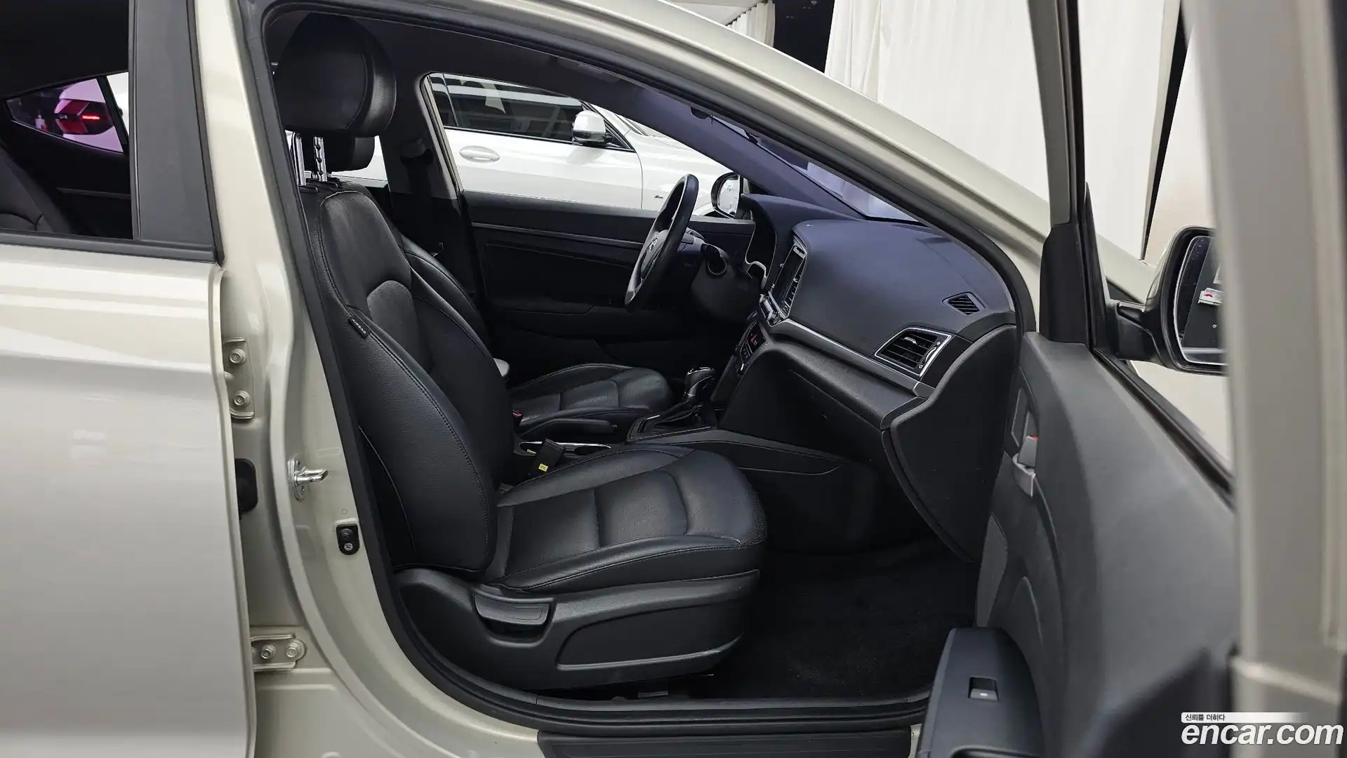 AVANTE Hyundai 2016.11-OPTION-015