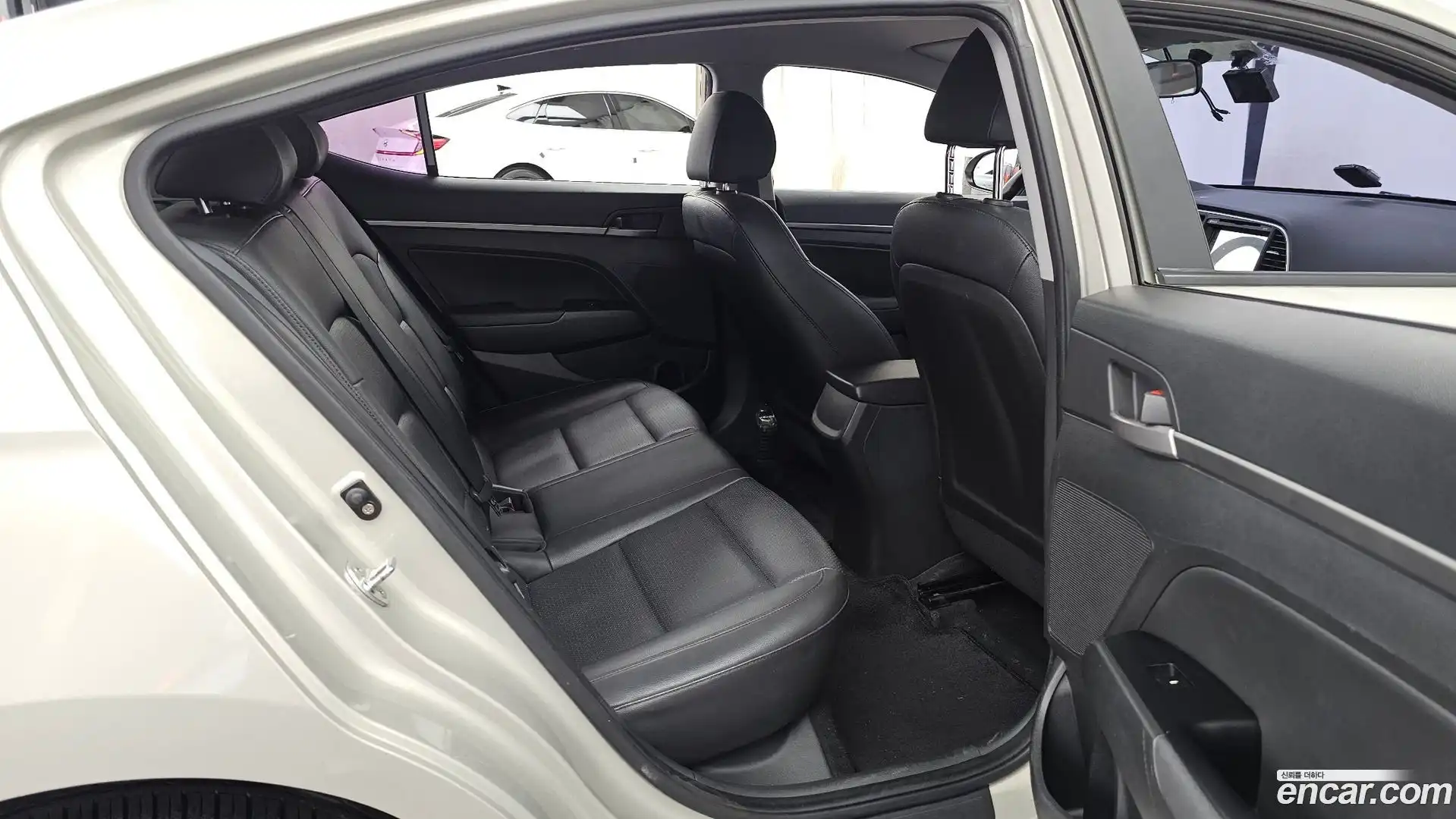 AVANTE Hyundai 2016.11-OPTION-016