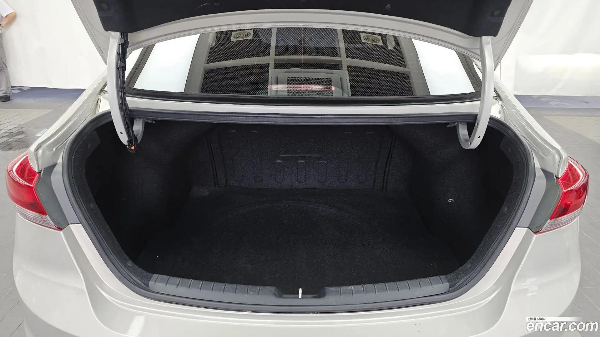AVANTE Hyundai 2016.11-OPTION-024