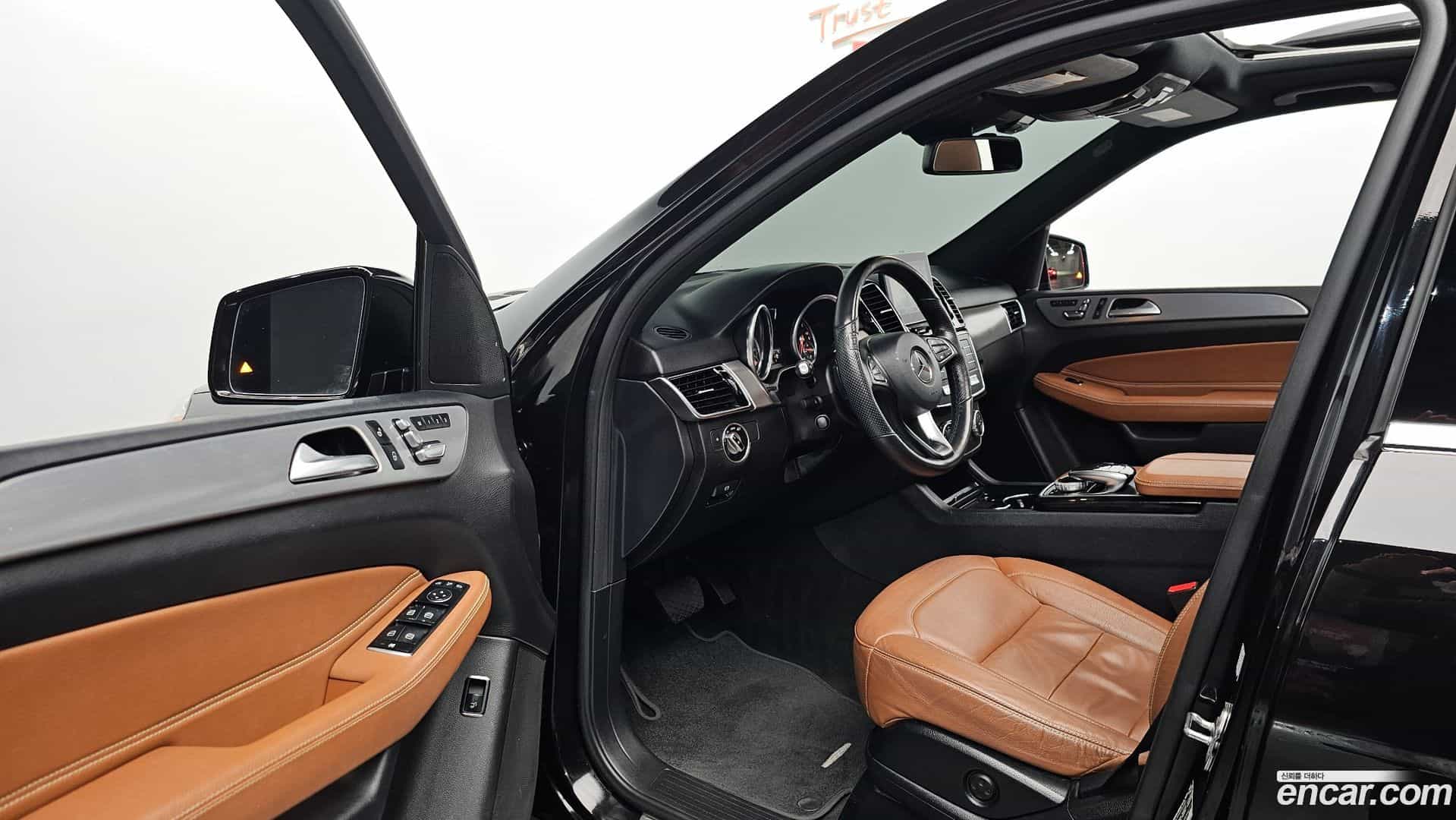 GLE-Class Mercedes-Benz 2018.8-INNER-010