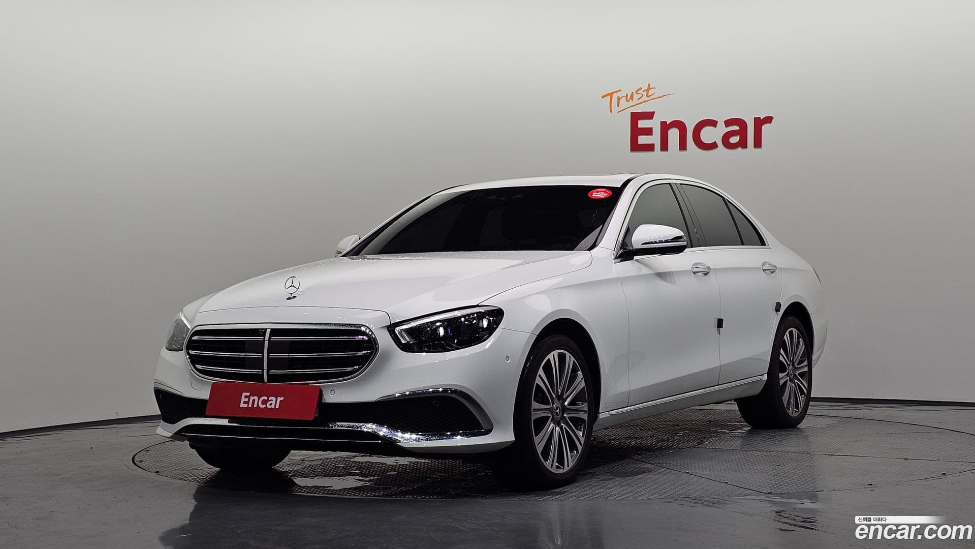 Main__Slider__Photo:E-Class Mercedes-Benz 2023.8-0