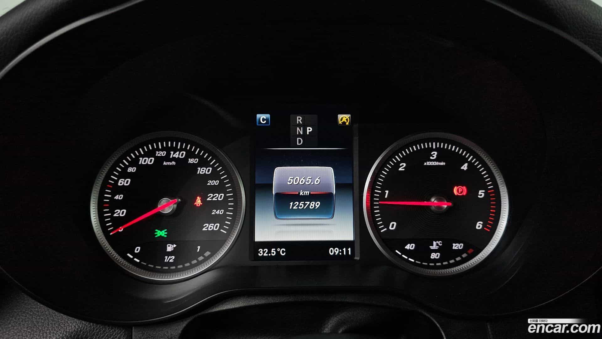 GLC-Class Mercedes-Benz 2016.6-INNER-008