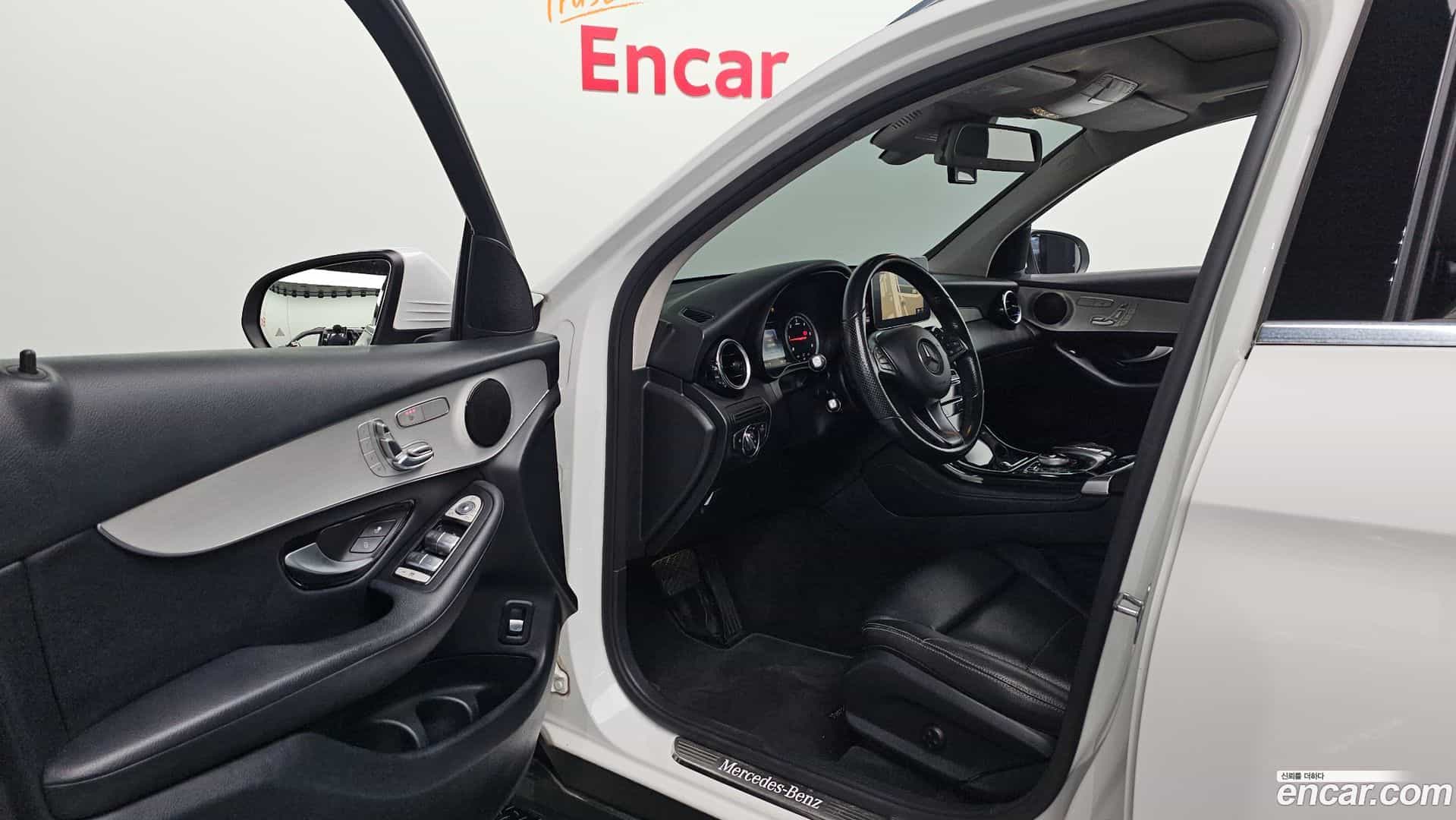 GLC-Class Mercedes-Benz 2016.6-INNER-010