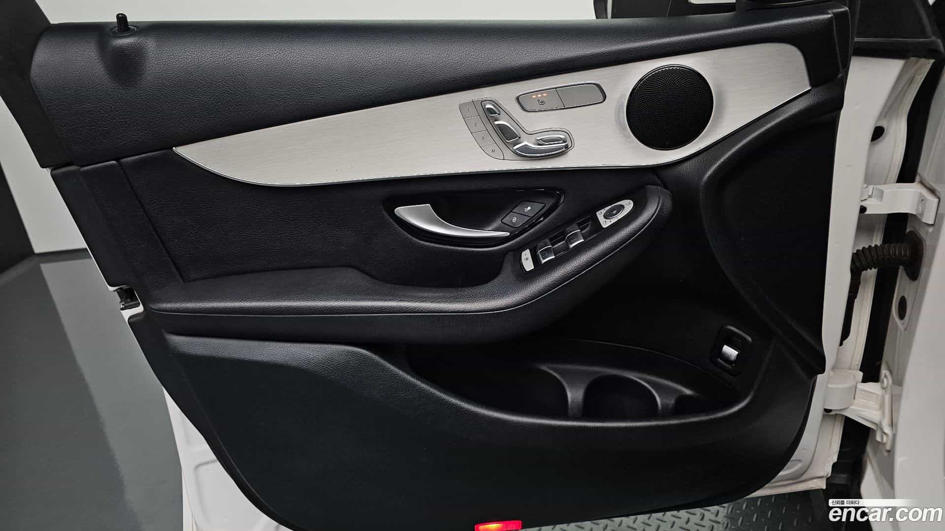 GLC-Class Mercedes-Benz 2016.6-INNER-034