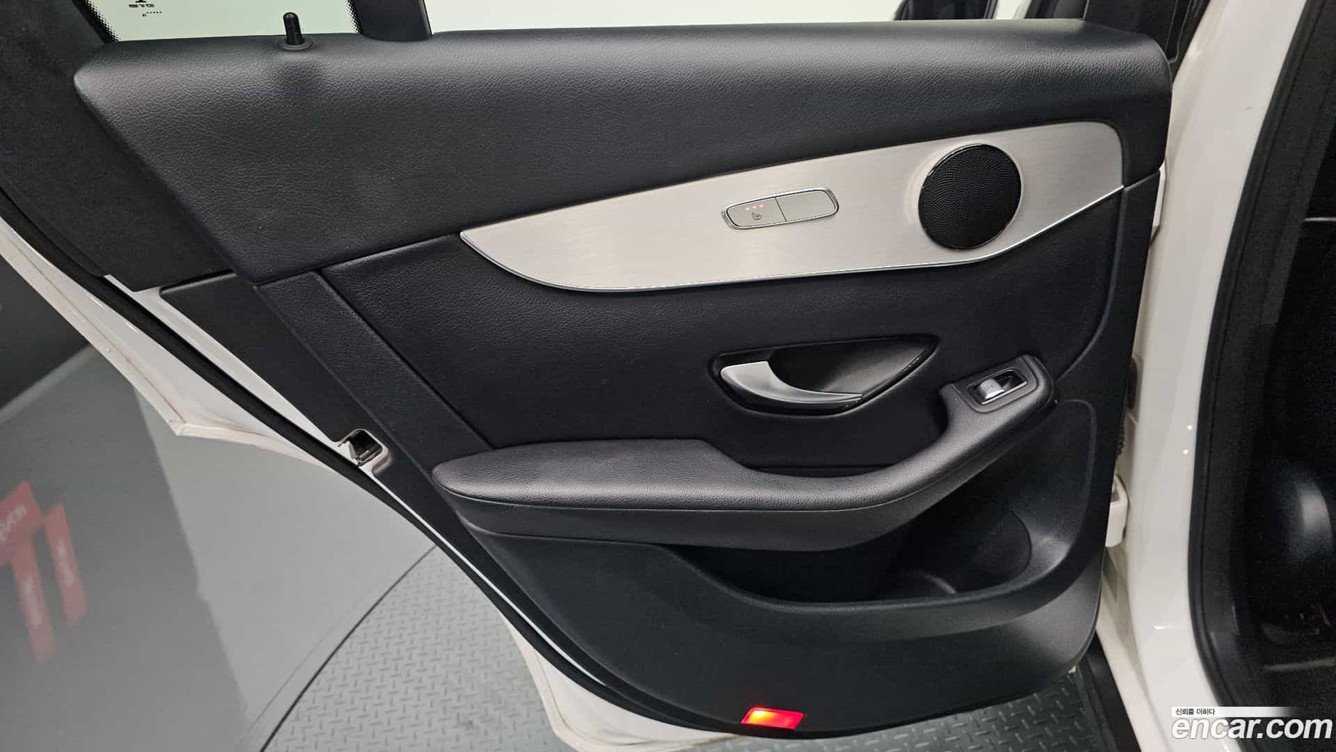 GLC-Class Mercedes-Benz 2016.6-INNER-035
