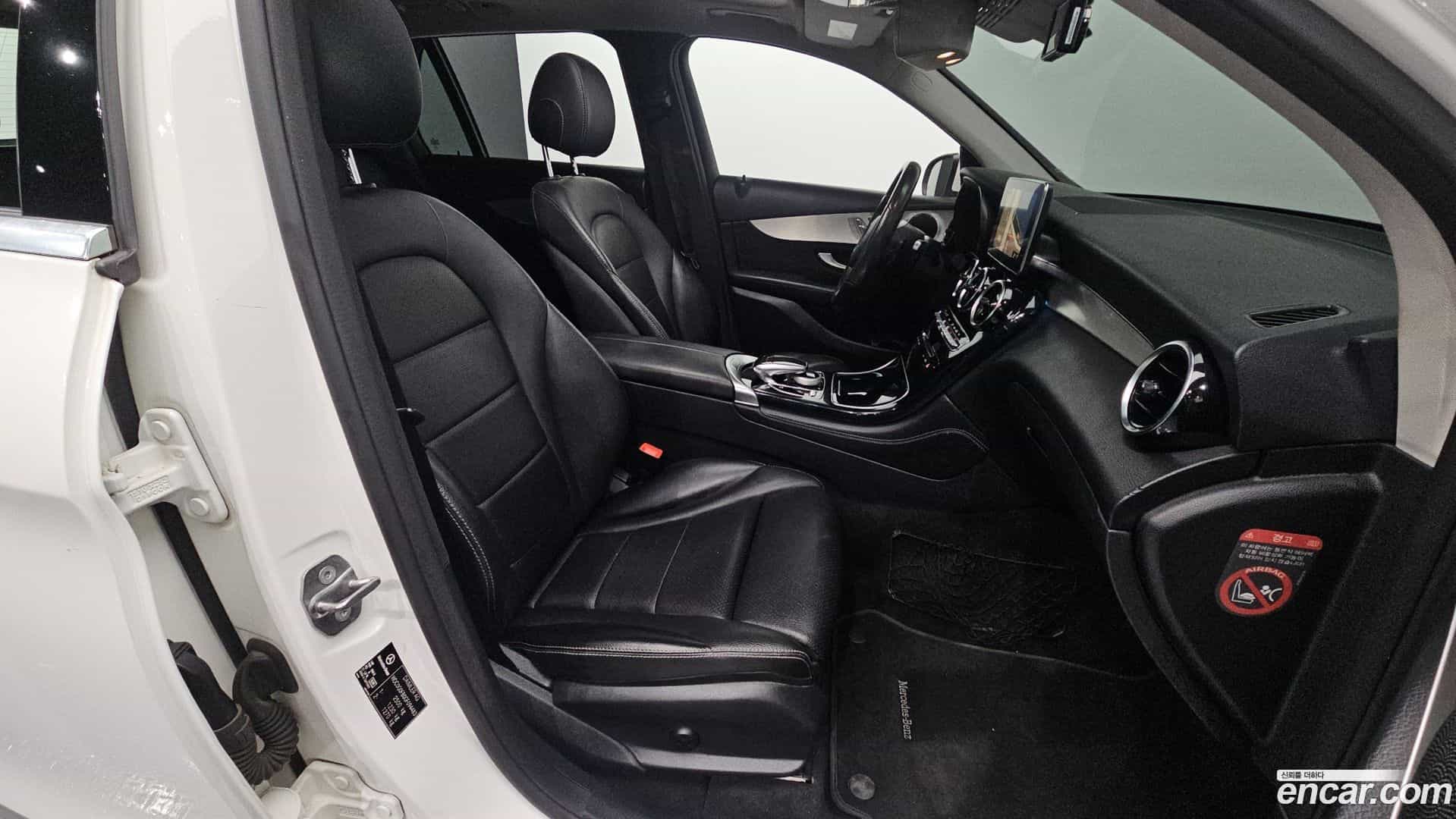 GLC-Class Mercedes-Benz 2016.6-INNER-036
