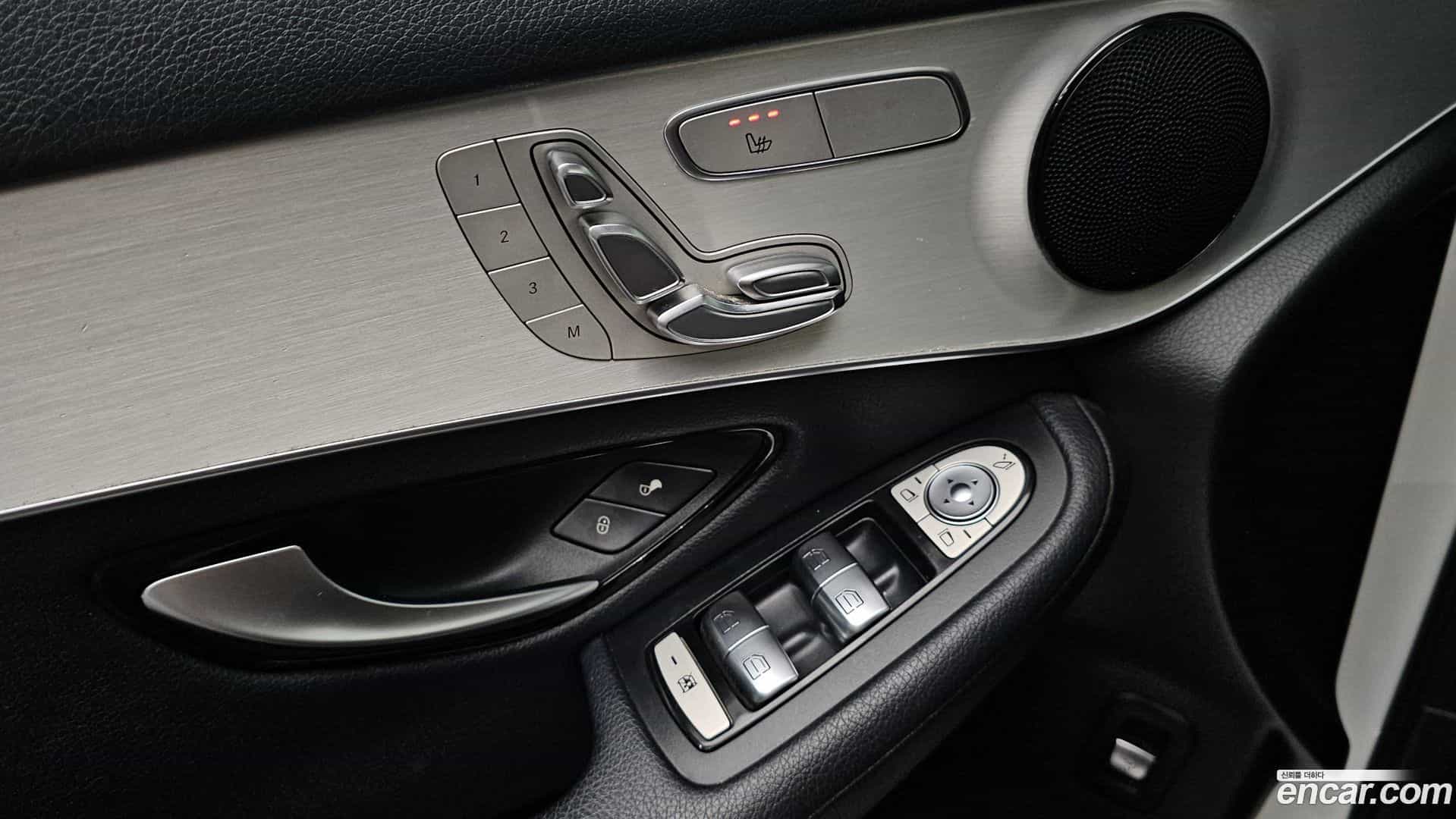 GLC-Class Mercedes-Benz 2016.6-OPTION-042