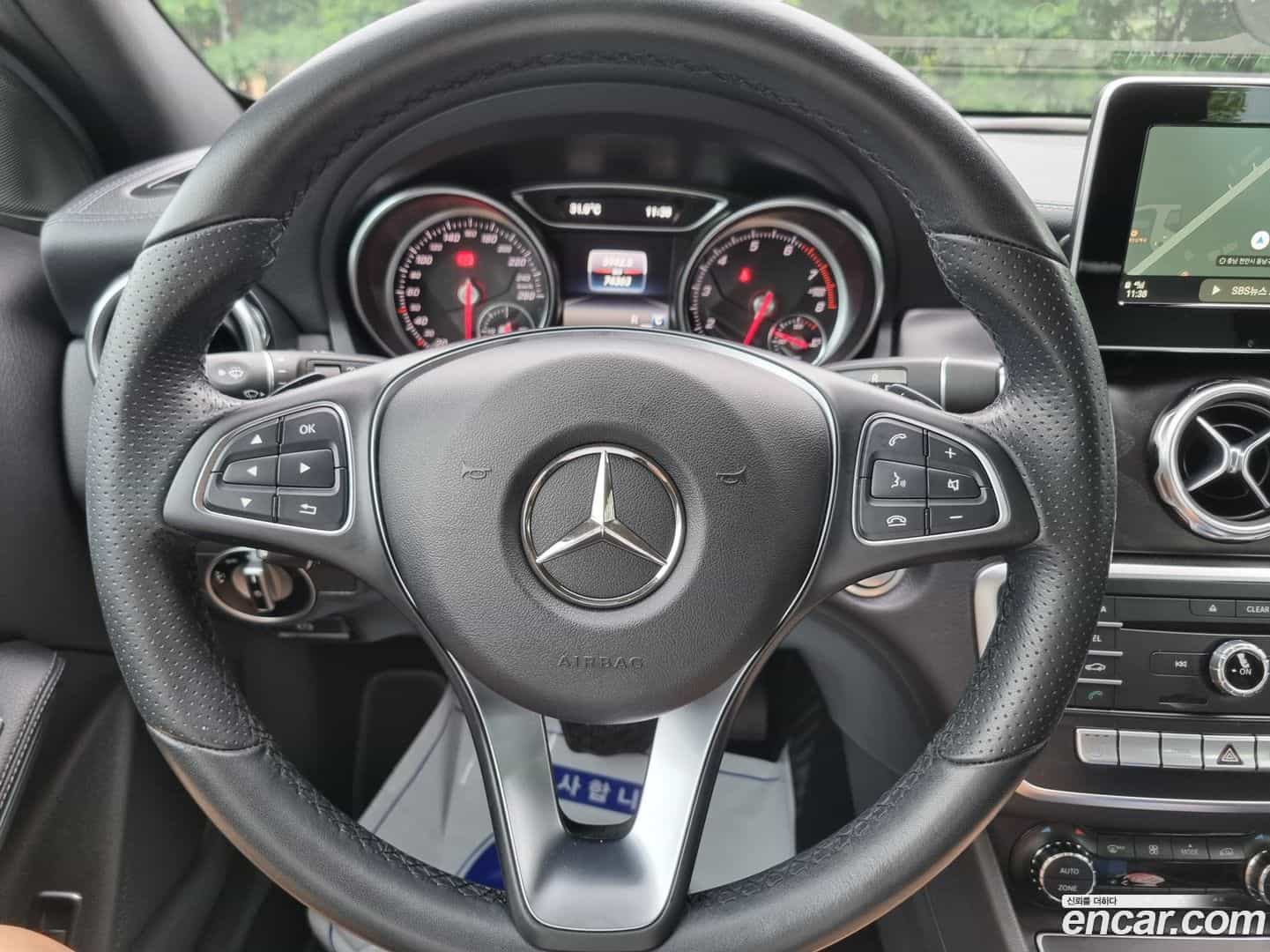 GLA-Class Mercedes-Benz 2017.8-INNER-008