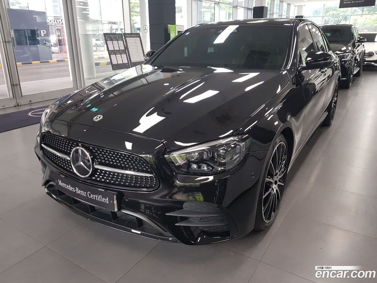 Main__Slider__Photo:E-Class Mercedes-Benz 2022.11-0
