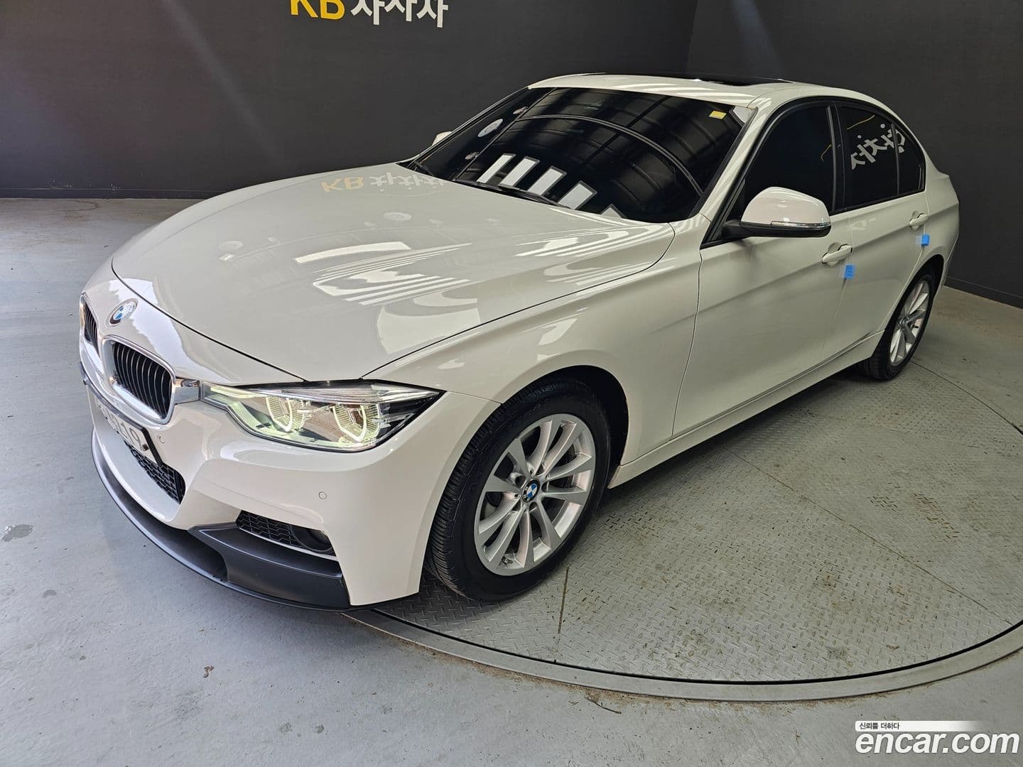 Main__Slider__Photo:3-Series BMW 2017.0-0