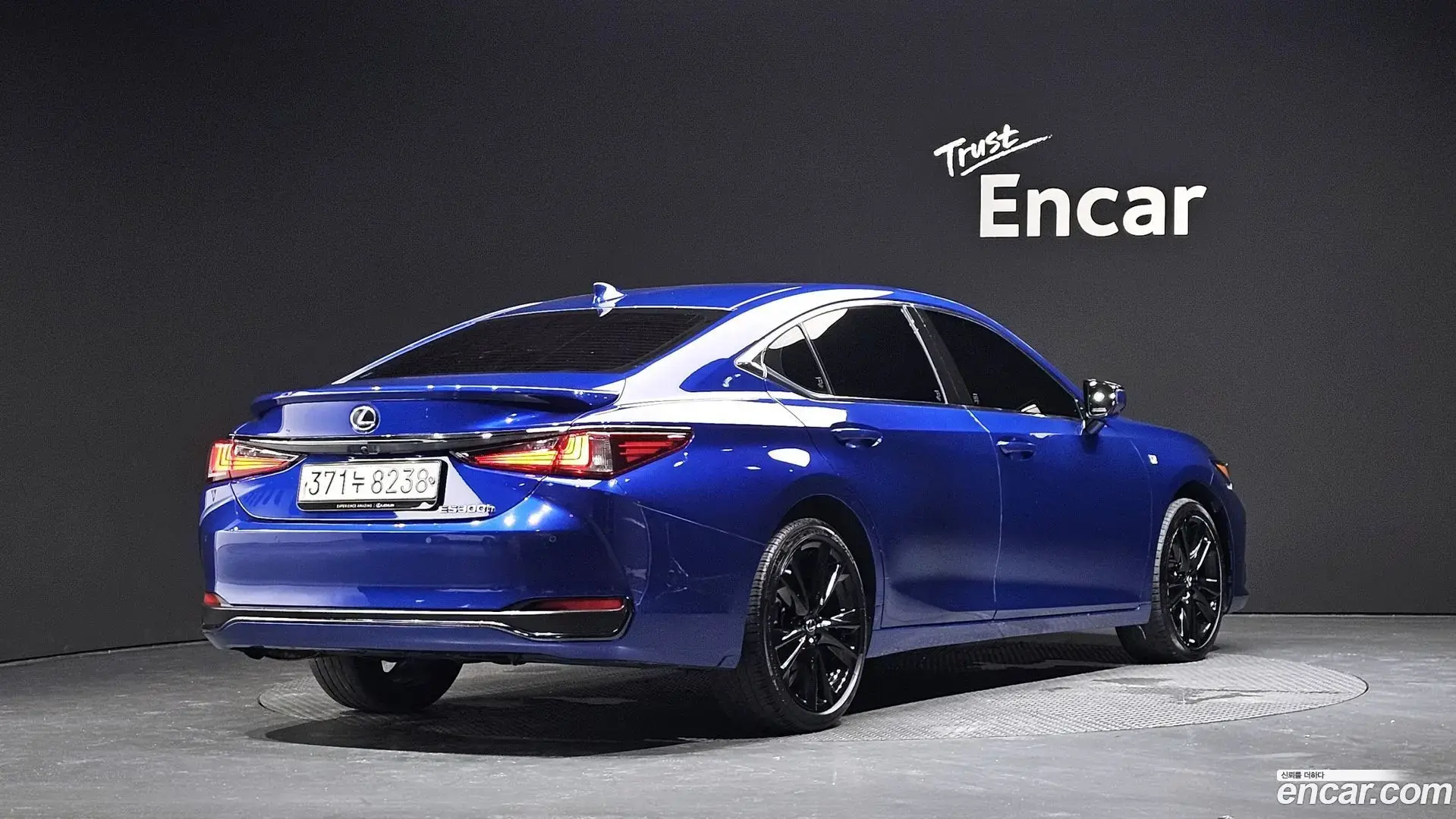 Main__Slider__Photo:ES Lexus 2022.11-1