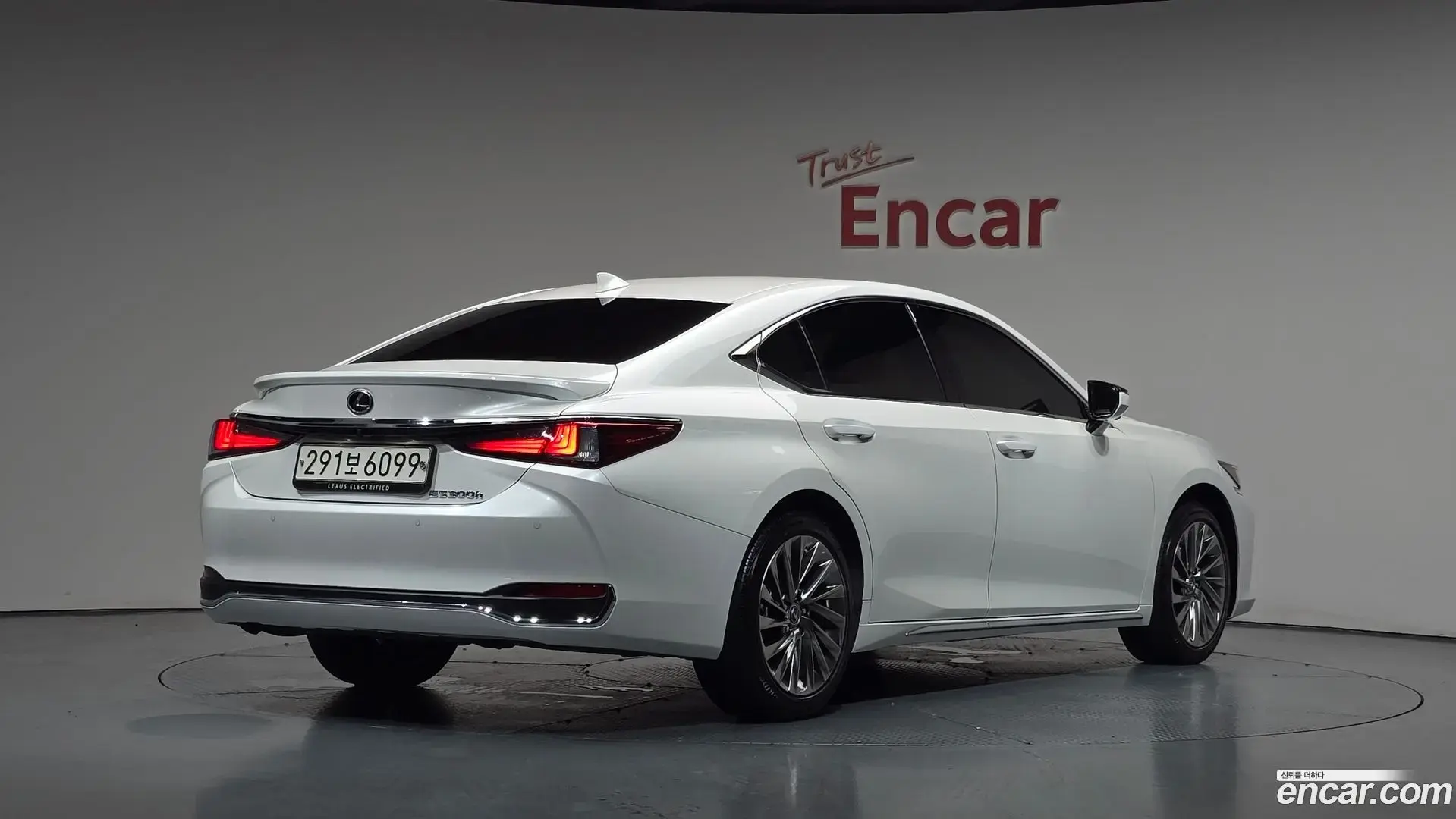 Main__Slider__Photo:ES Lexus 2025.0-1