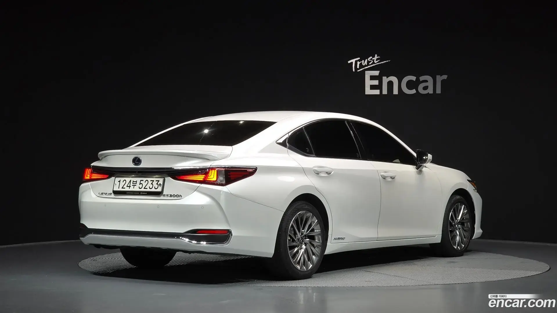 Main__Slider__Photo:ES Lexus 2021.6-1
