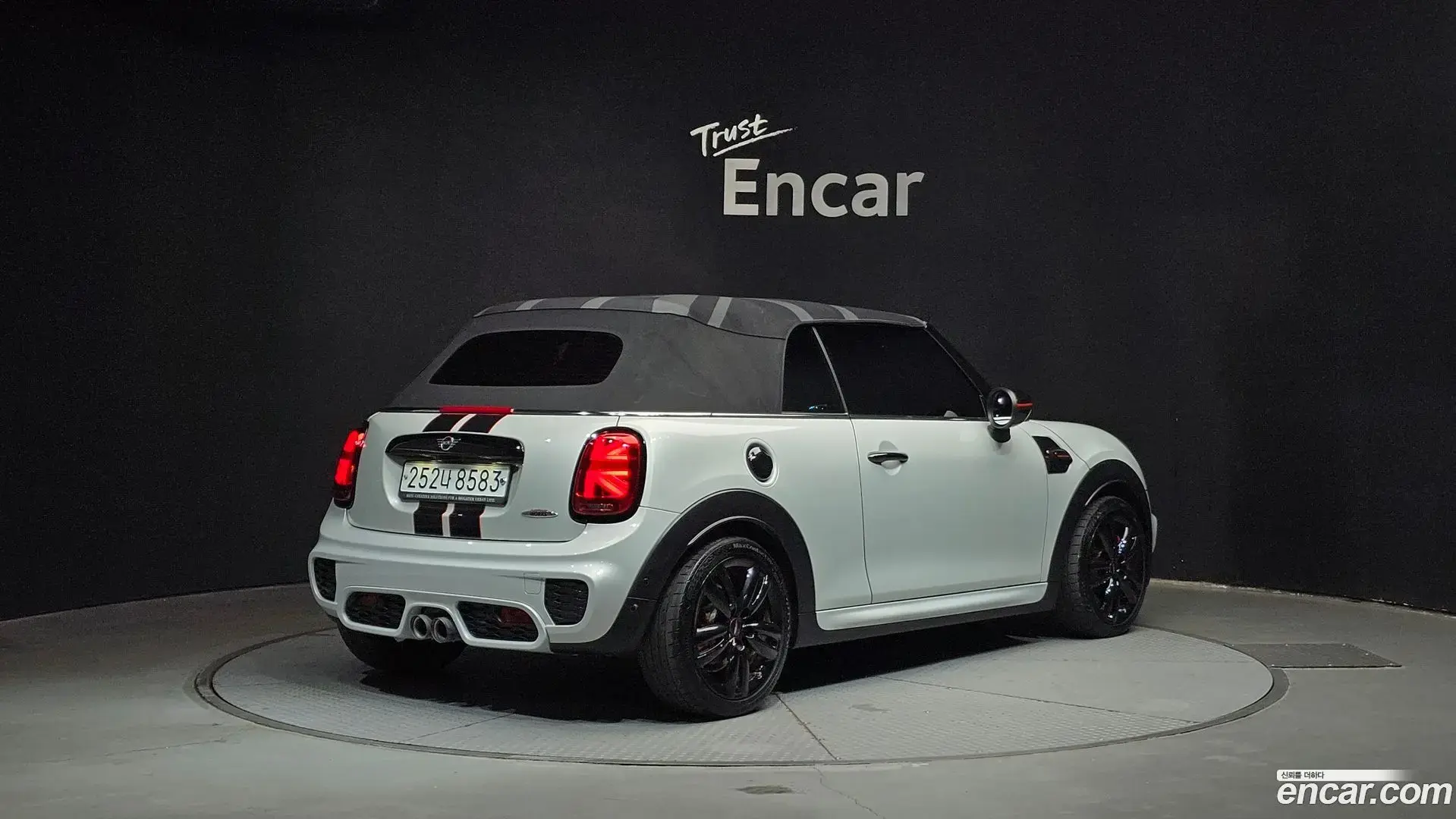 Main__Slider__Photo:Cooper Convertible Mini 2020.1-1