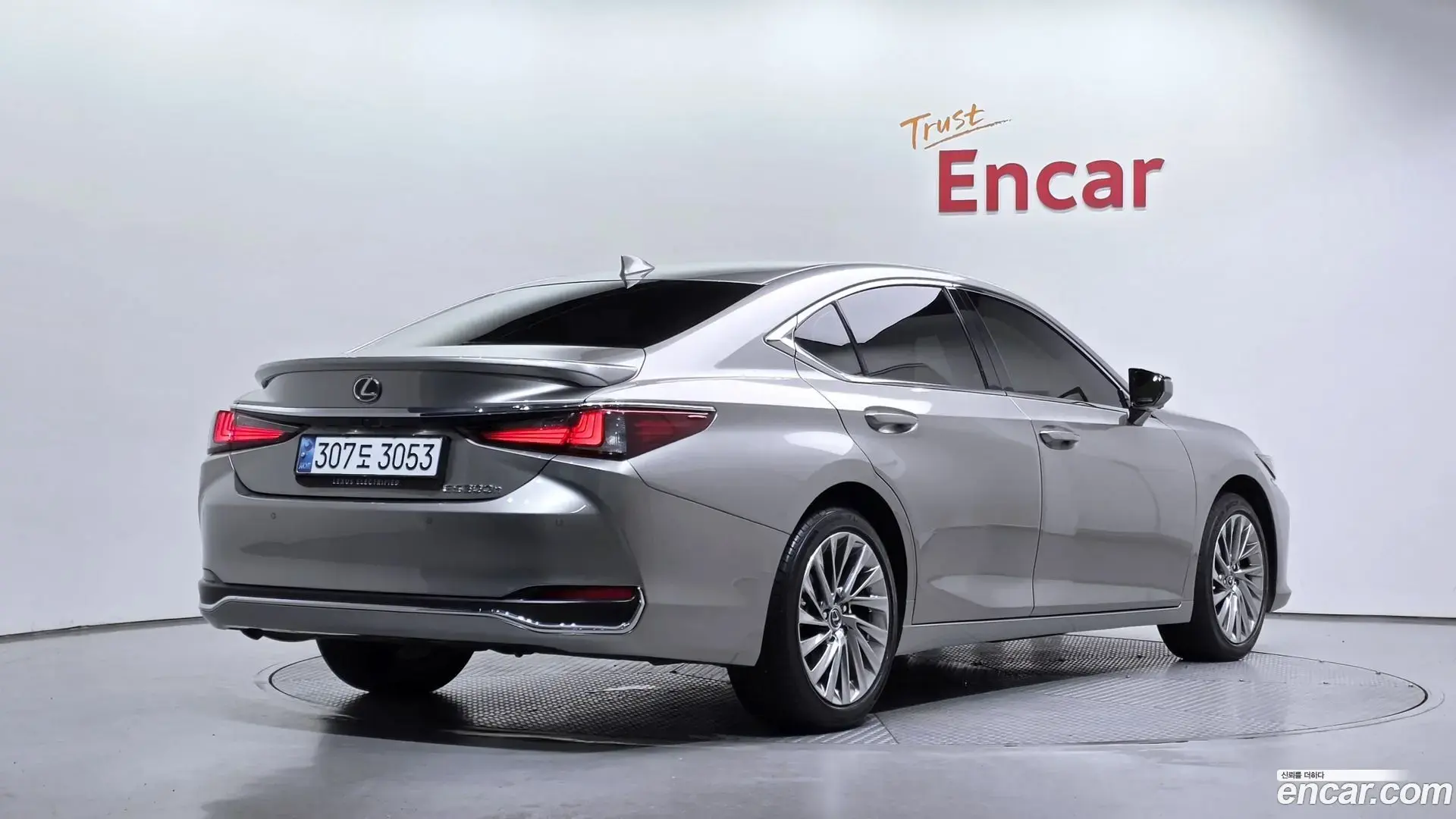 Main__Slider__Photo:ES Lexus 2024.9-1