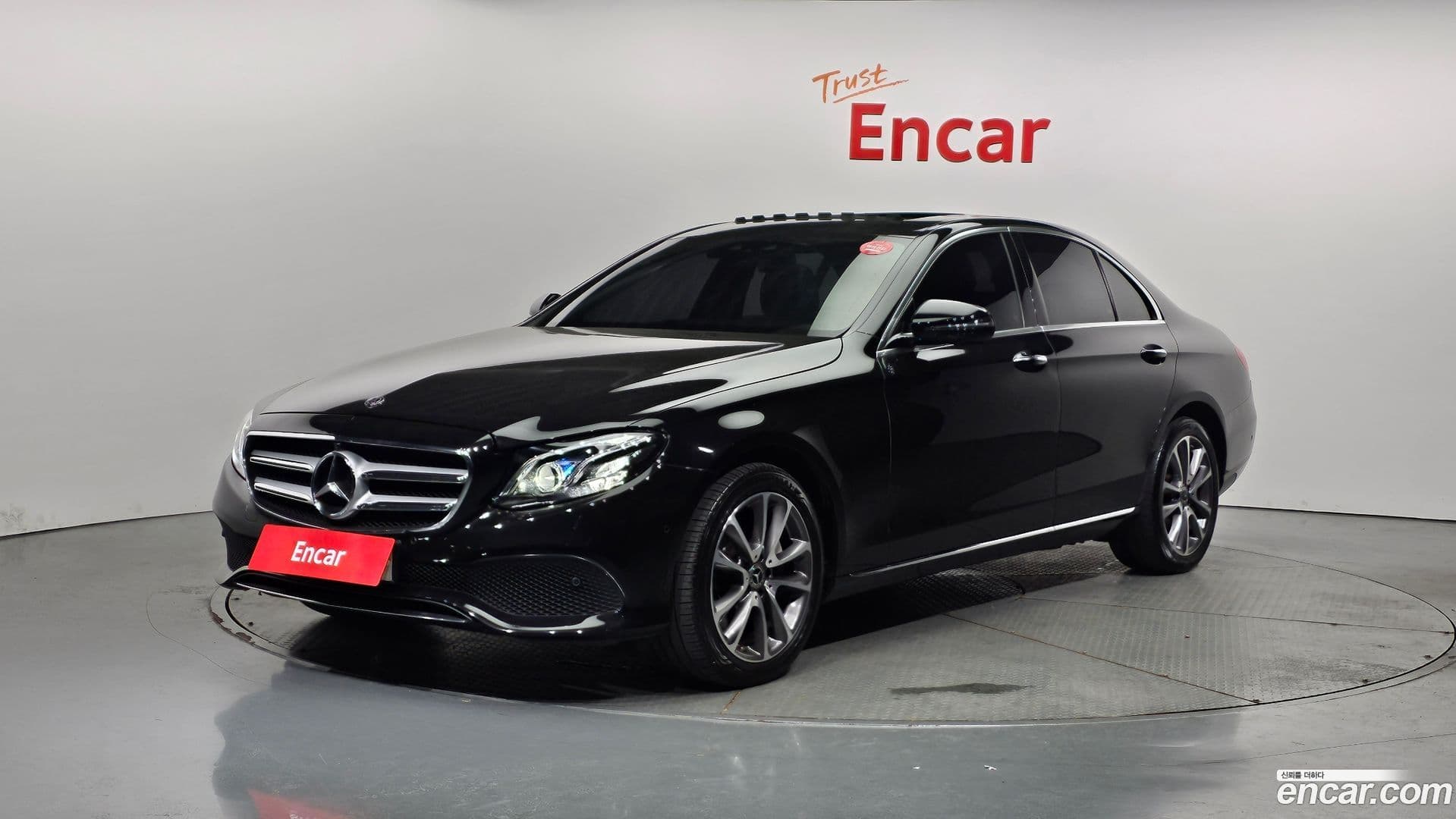 Main__Slider__Photo:E-Class Mercedes-Benz 2019.9-0