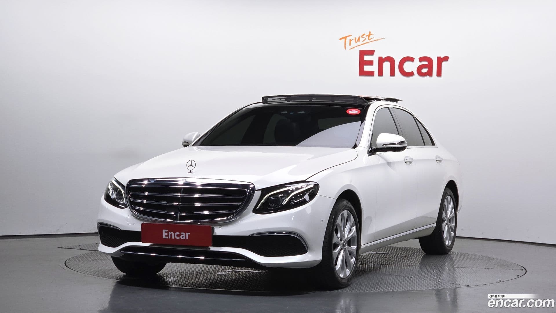 Main__Slider__Photo:E-Class Mercedes-Benz 2017.5-0