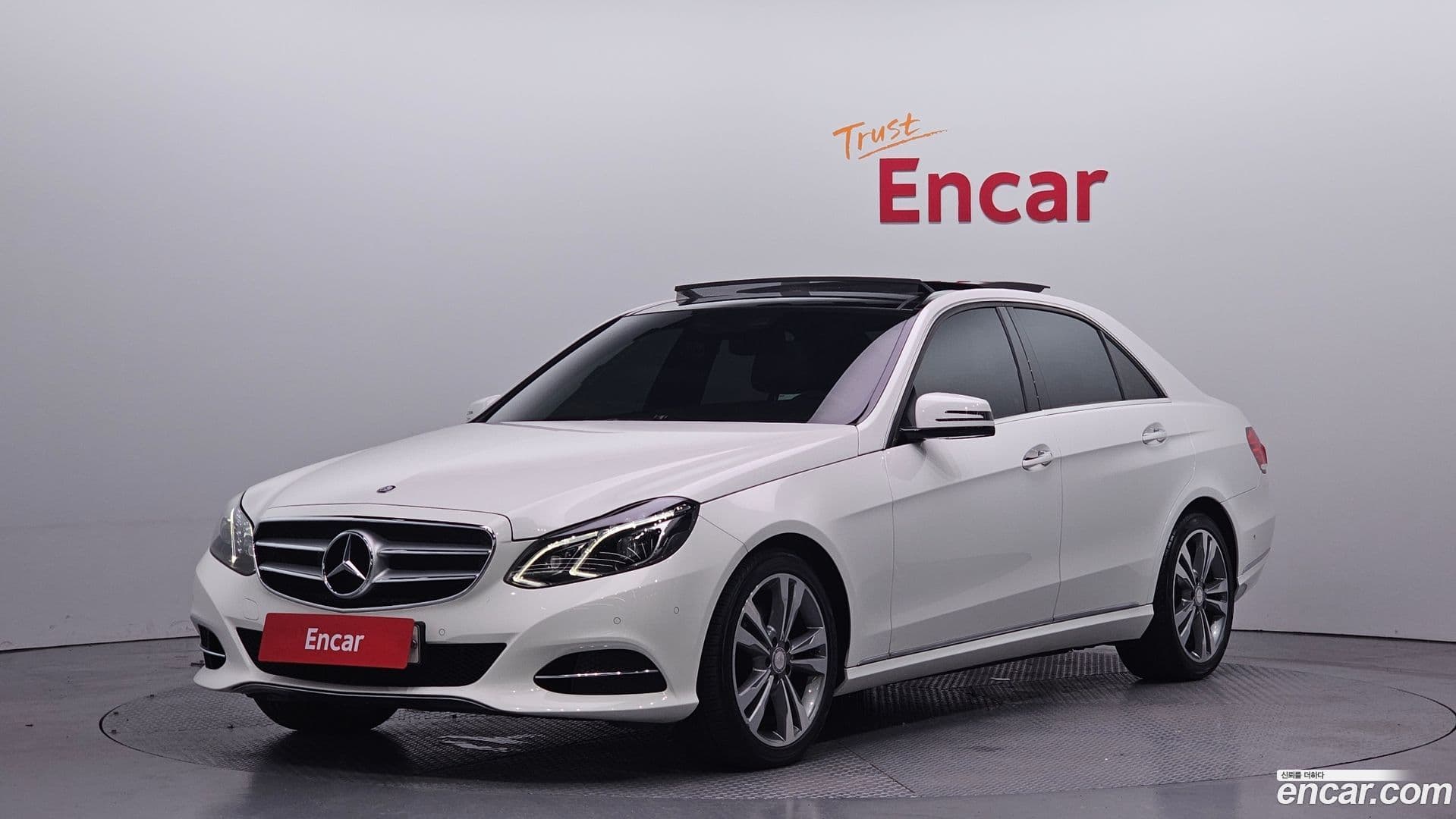 Main__Slider__Photo:E-Class Mercedes-Benz 2014.2-0